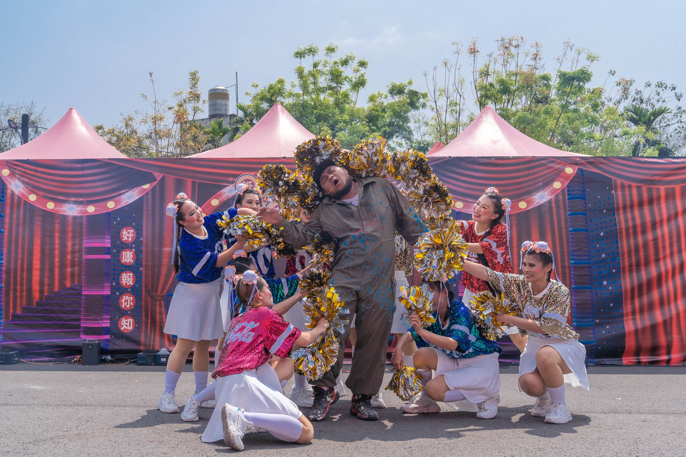 2024年組成的屏東劇團以《阿猴落地掃-屏東大小事》巡演至各鄉鎮。（紙風車劇團提供）