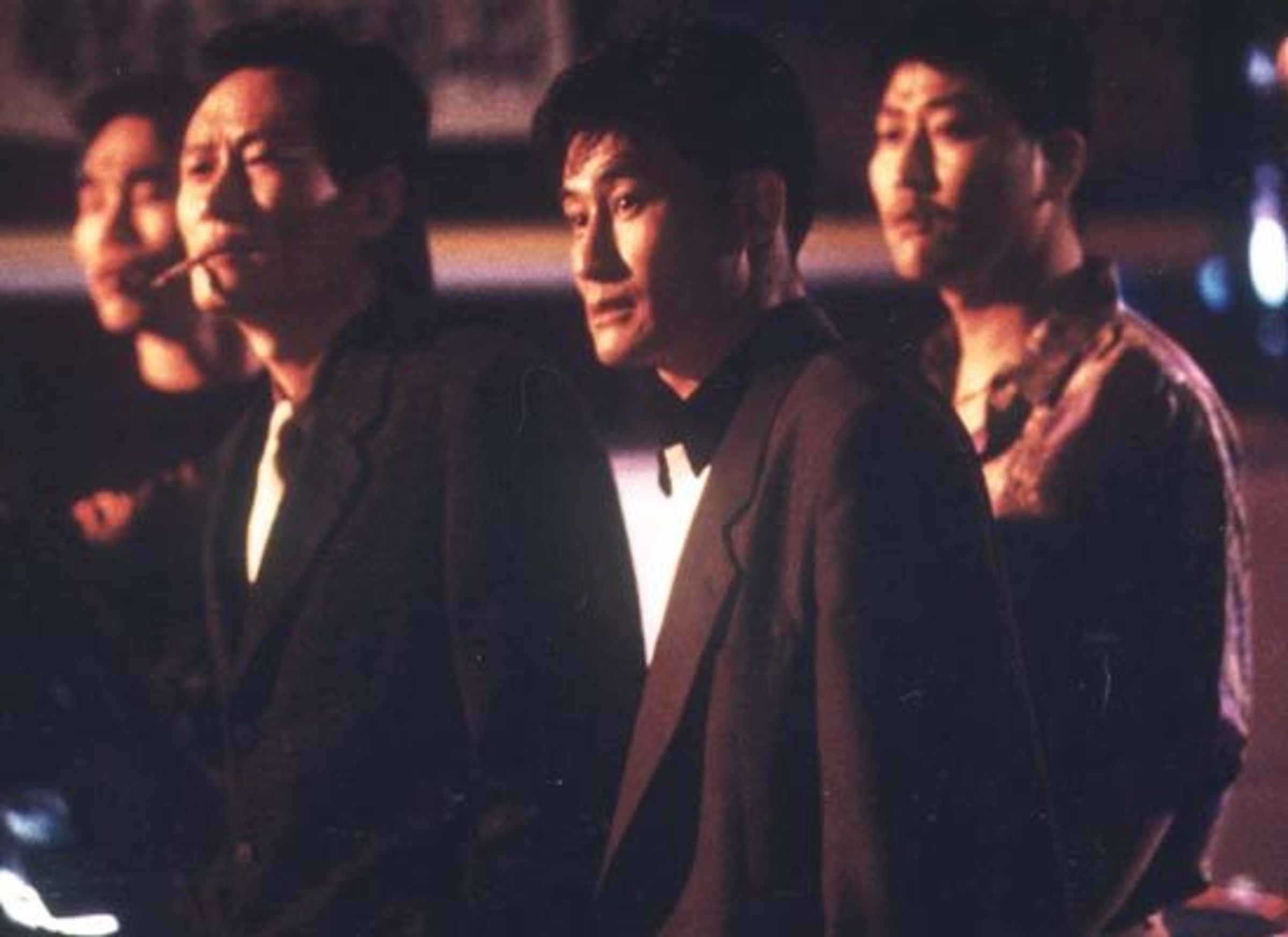 宋康昊(右)當年演出《青魚》時幾乎沒有太多拍電影的經驗,但因該角色受到了矚目。(翻攝自Daum Movie)