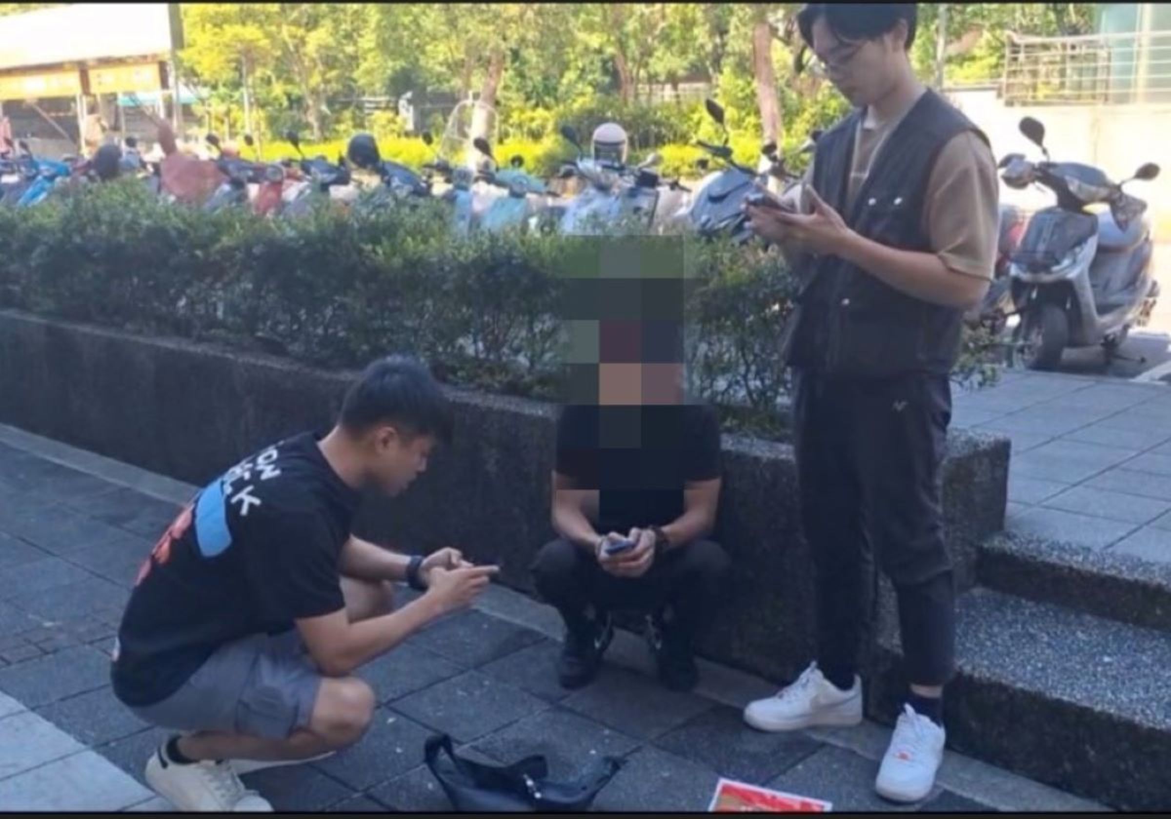 警方逮捕面交車手。(內湖分局提供)