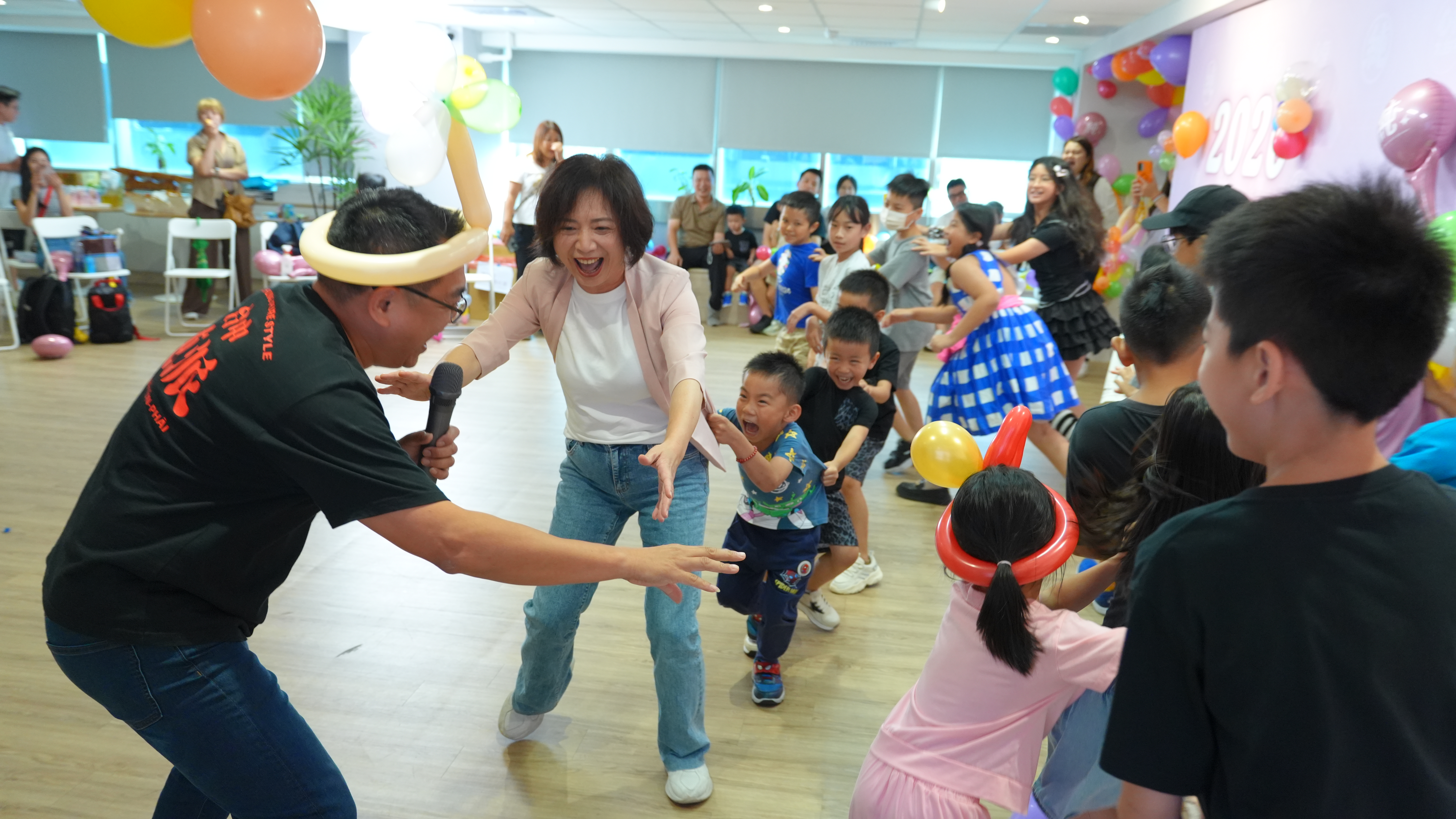 何欣純近期民調與網路聲量同步攀升，與江啟臣的民調差距也逐步縮小。