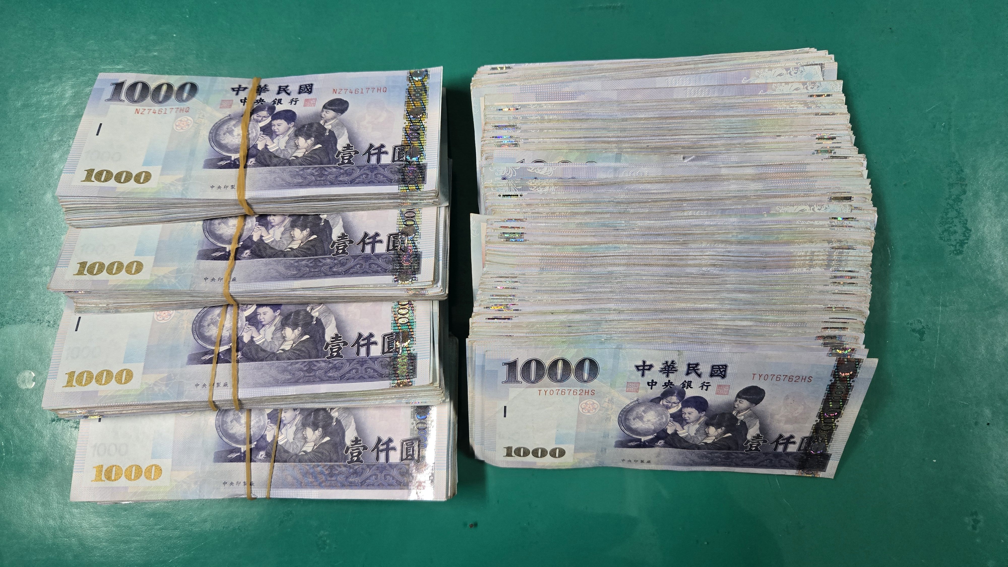 警方查扣詐騙款項。（內湖分局提供）