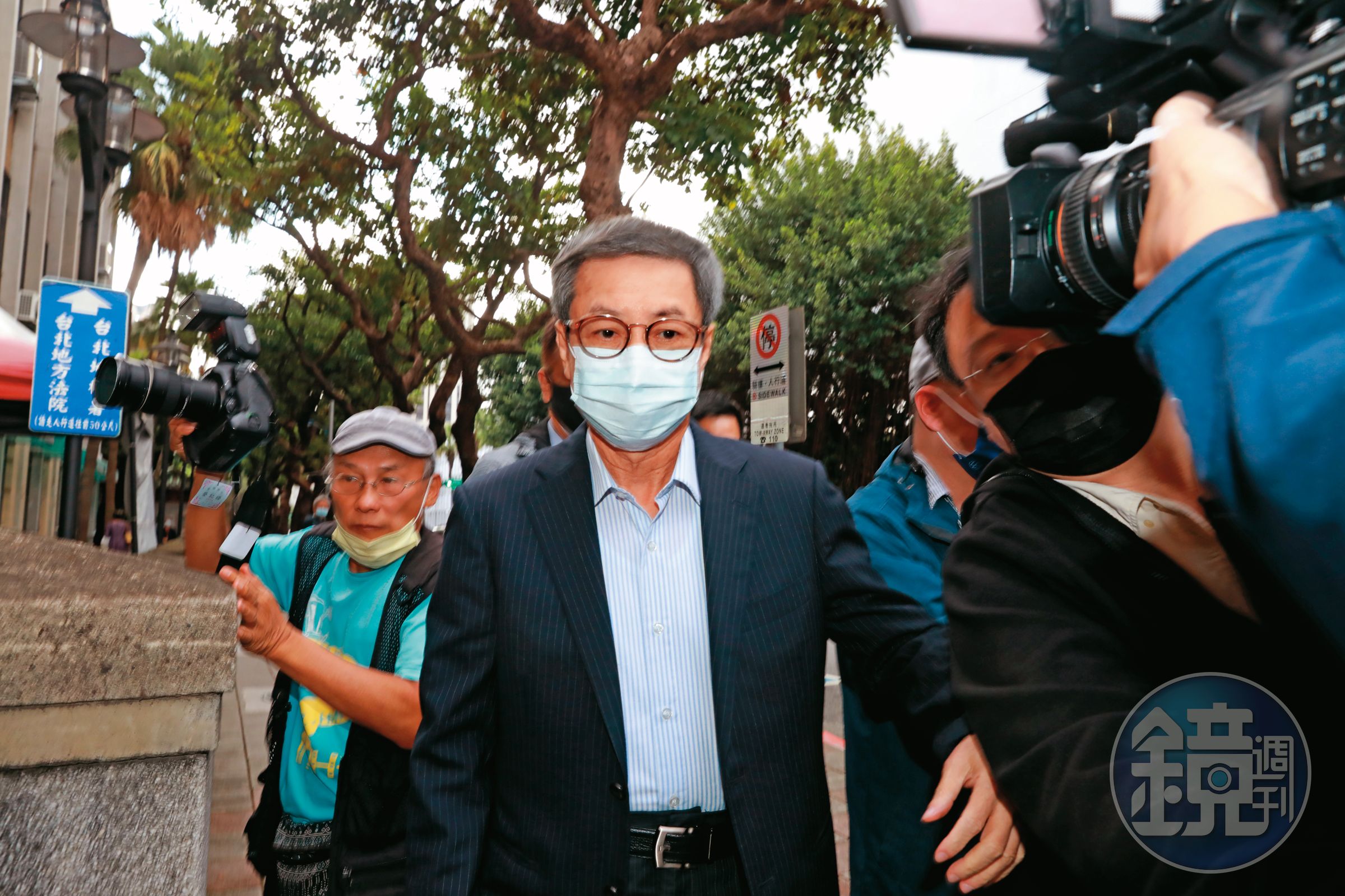 蔡漢凱因涉入知名富商翁茂鍾炒股案，遭法院判刑而逃亡對岸。