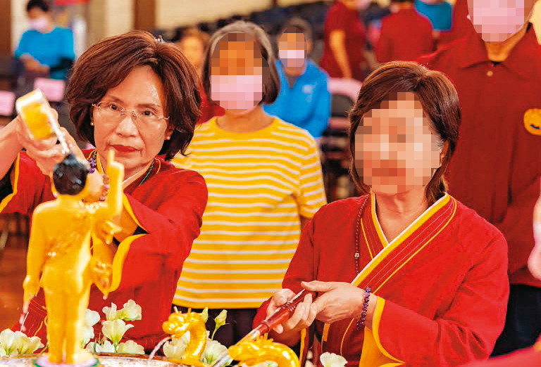 梁寶華（左）9月遭菩提禪修拔除基金會董事頭銜。（讀者提供） 