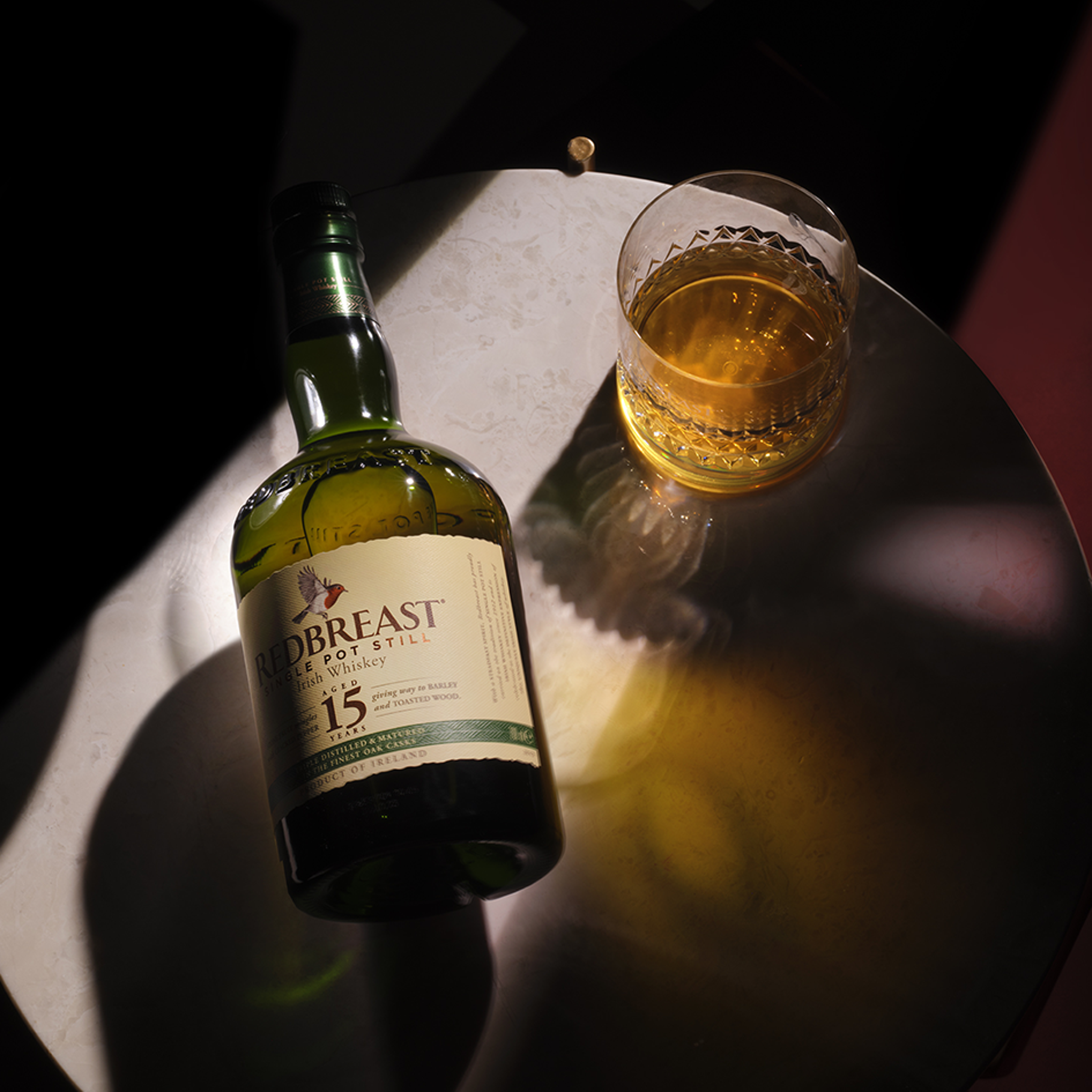 REDBREAST 15年 類別：單一壺式蒸餾威士忌 產區：愛爾蘭 特色：香氣飽滿濃郁，混合了莓果、香草、雪松木質香調和一絲鹹焦糖奶油香氣。口感圓潤醇厚，熱帶水果果肉與鹹焦糖奶油氣息相互交織。尾韻带有丁香、荳蔻和可可的烘焙風味，如同輕咬一片撒上海鹽的黑巧克力，香濃而細緻。 酒精：46% 建議售價：約NT$3,000