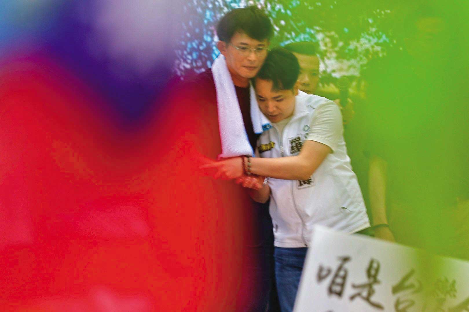 不少被罷團瞄準的立委，開始打悲情牌告急。圖為黃國昌（左）為羅廷瑋（右）送暖。（翻攝自羅廷瑋臉書）