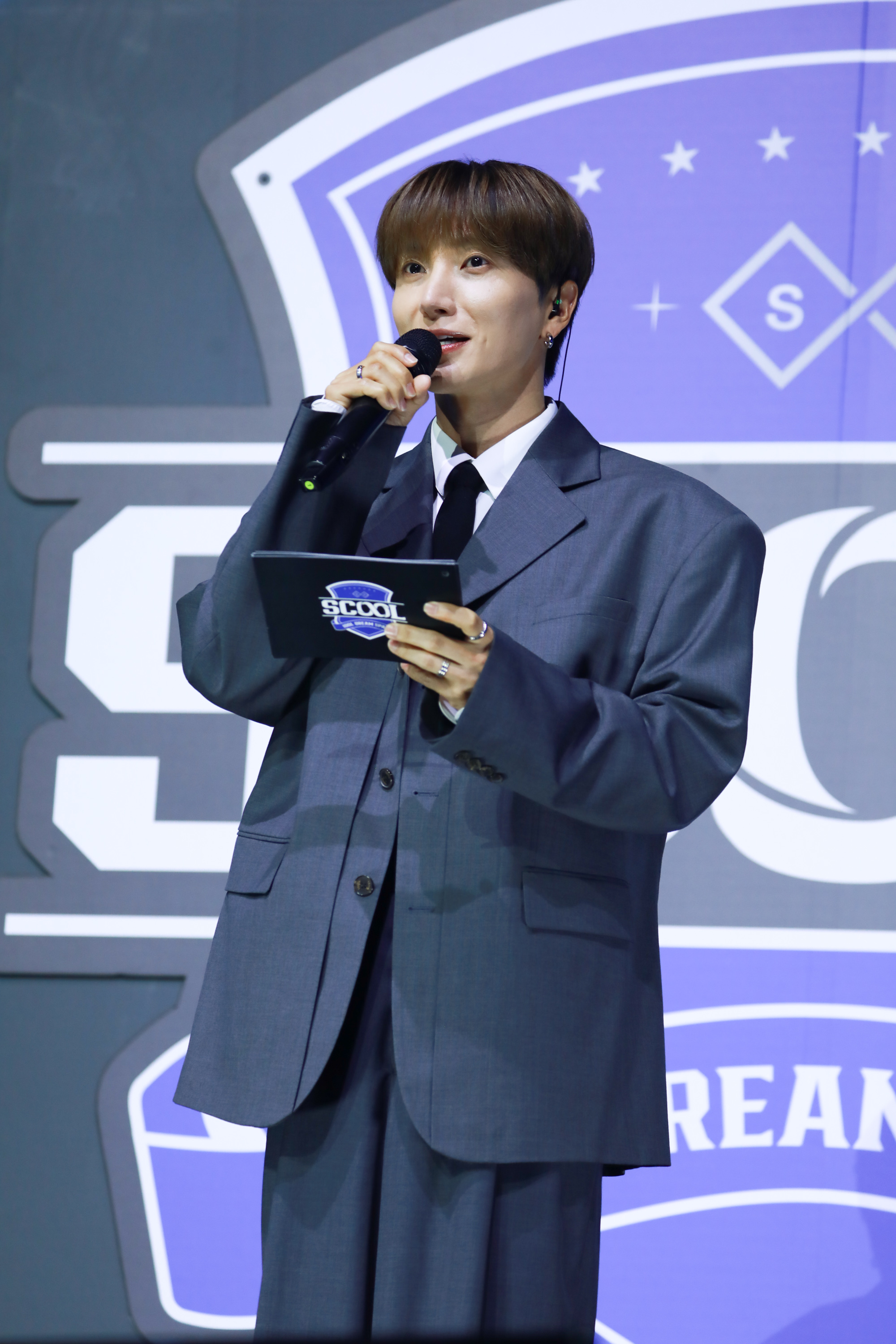 Super Junior隊長利特主持《SCOOL》總決賽。（天空娛樂提供）