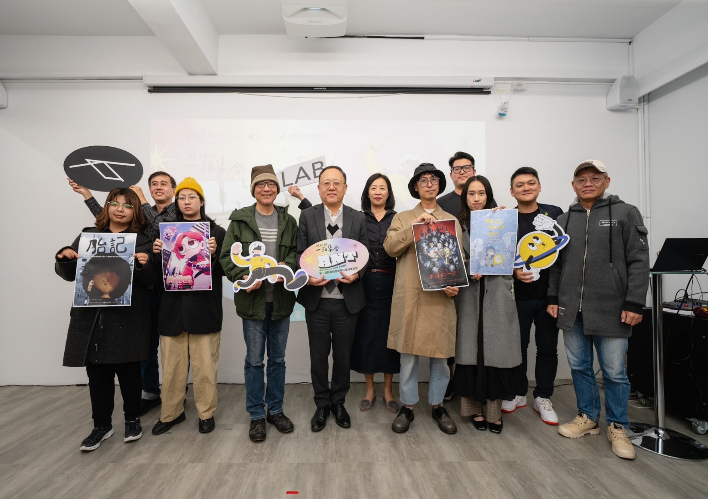 文化部部長史哲（左五）與進駐導師和各新秀團隊代表，於動畫新秀孵育計畫成果發表會上合影。（C-LAB提供）