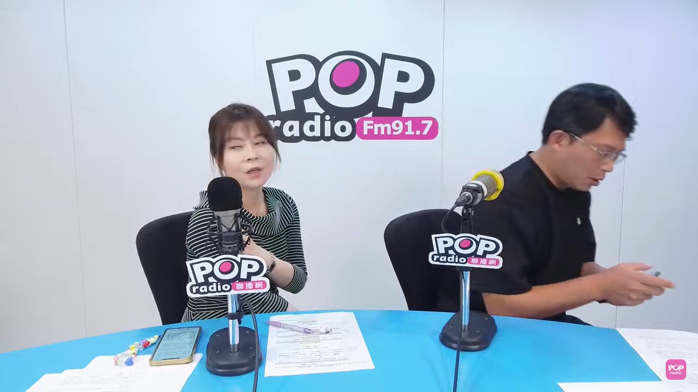 黃國昌突然臉色凝重，告知主持人自己要先去開會。（翻攝POP Radio聯播網 官方頻道）