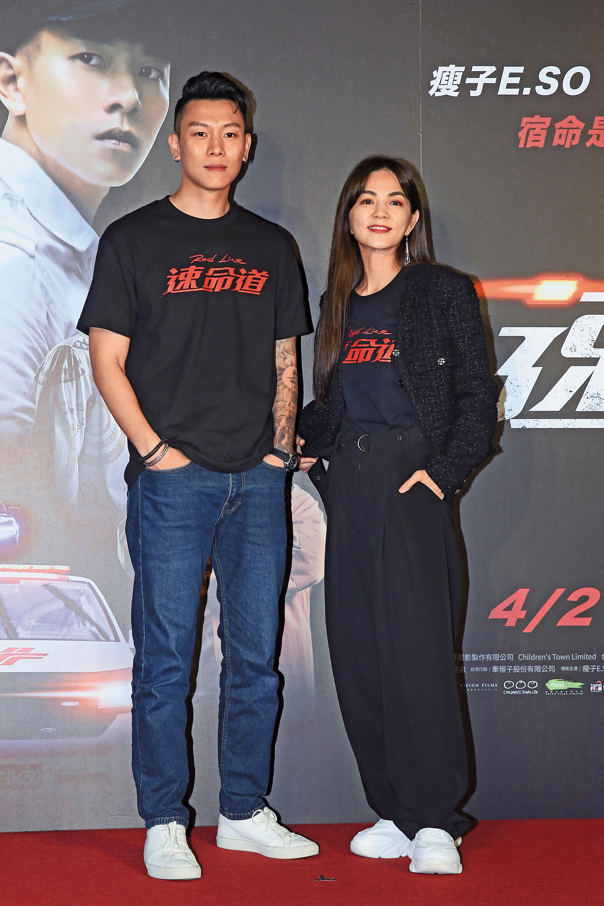 Ella（右）和瘦子（左）演出《速命道》賣力宣傳；她常講些尺度稍大的新聞話題，也曾因失言遭炎上。