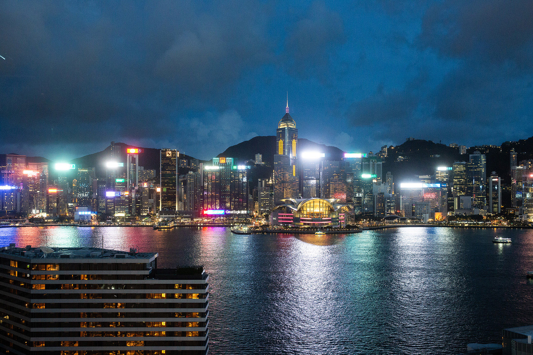 從AQUA餐廳能欣賞尖沙咀星光大道與對岸港島會議展覽中心一帶的景色。