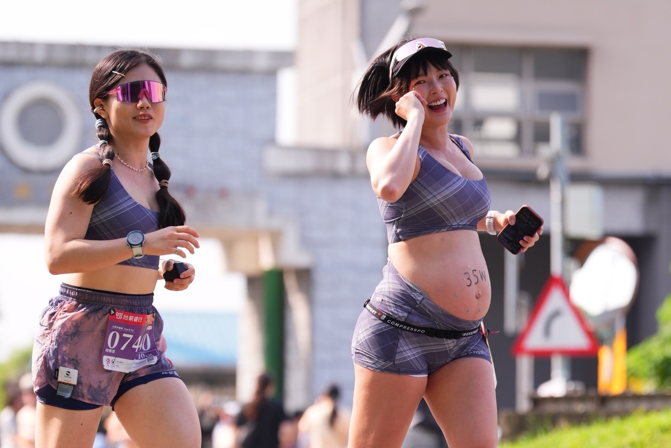黃沐妍（右）懷孕36週參加路跑，遭到部分網友批評。（翻攝自黃沐妍-小豬﻿臉書）
