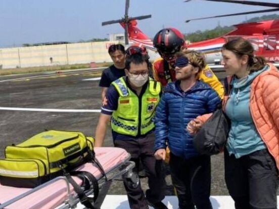 一對外籍登山客今日在八通關越嶺古道摔傷右眼，經空勤總隊救援下山後，現已在醫院接受治療。（翻攝畫面）