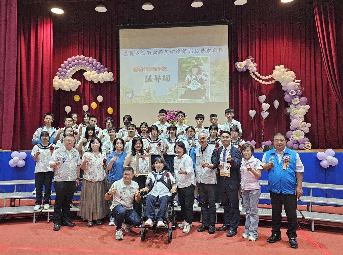 「生命鬥士」珣珣今參加嘉市南興國中畢業典禮，獲頒南興勤學獎。（嘉義市政府提供）