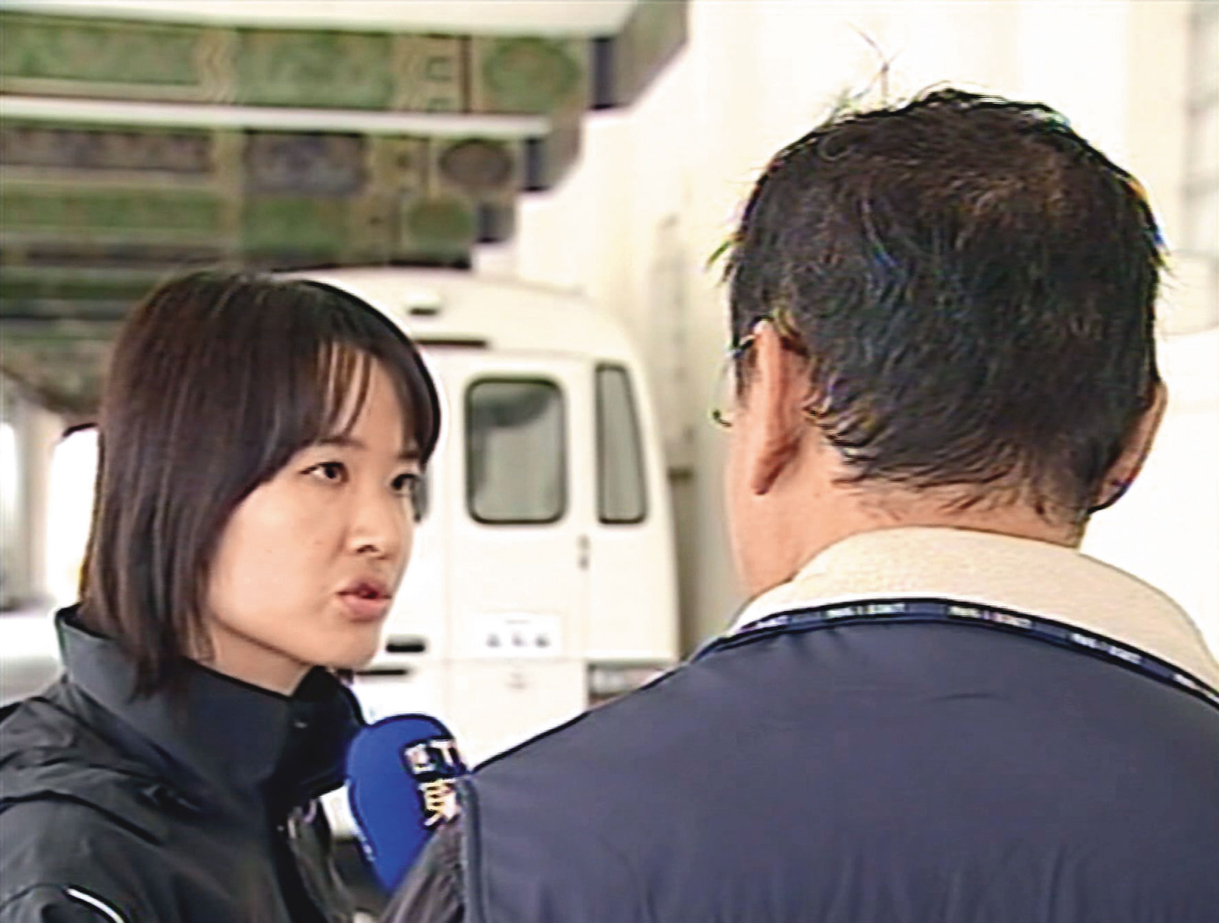 李女等人上網發問求助，恰巧被禮儀師阿偉（右）看到，並配合警方循線找到案發地。（東森新聞提供）