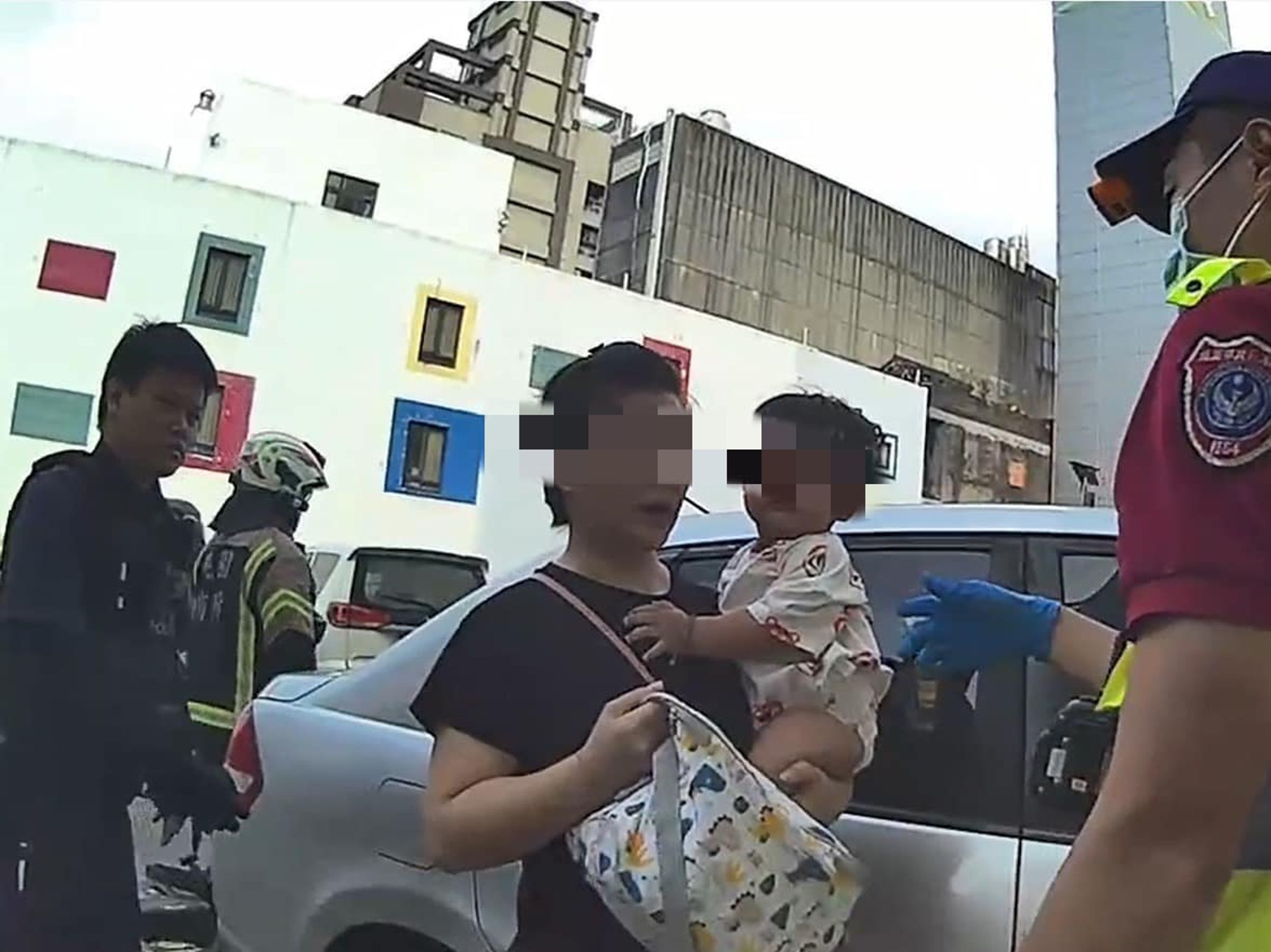女子停好車後沒把遙控器帶下車,自子竟自動上鎖,小孩被困在車內,警方破窗救人才化解這場危機。(翻攝自桃園市政府警察局臉書)