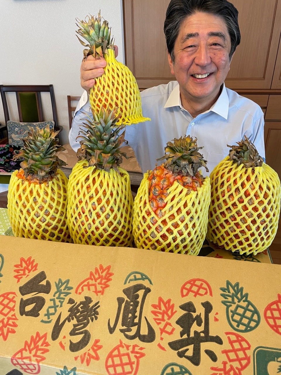 中國當時無預警暫停進口台灣鳳梨，時任日本首相安倍晉三也發文力挺台灣鳳梨。（翻攝自安倍晉三X）