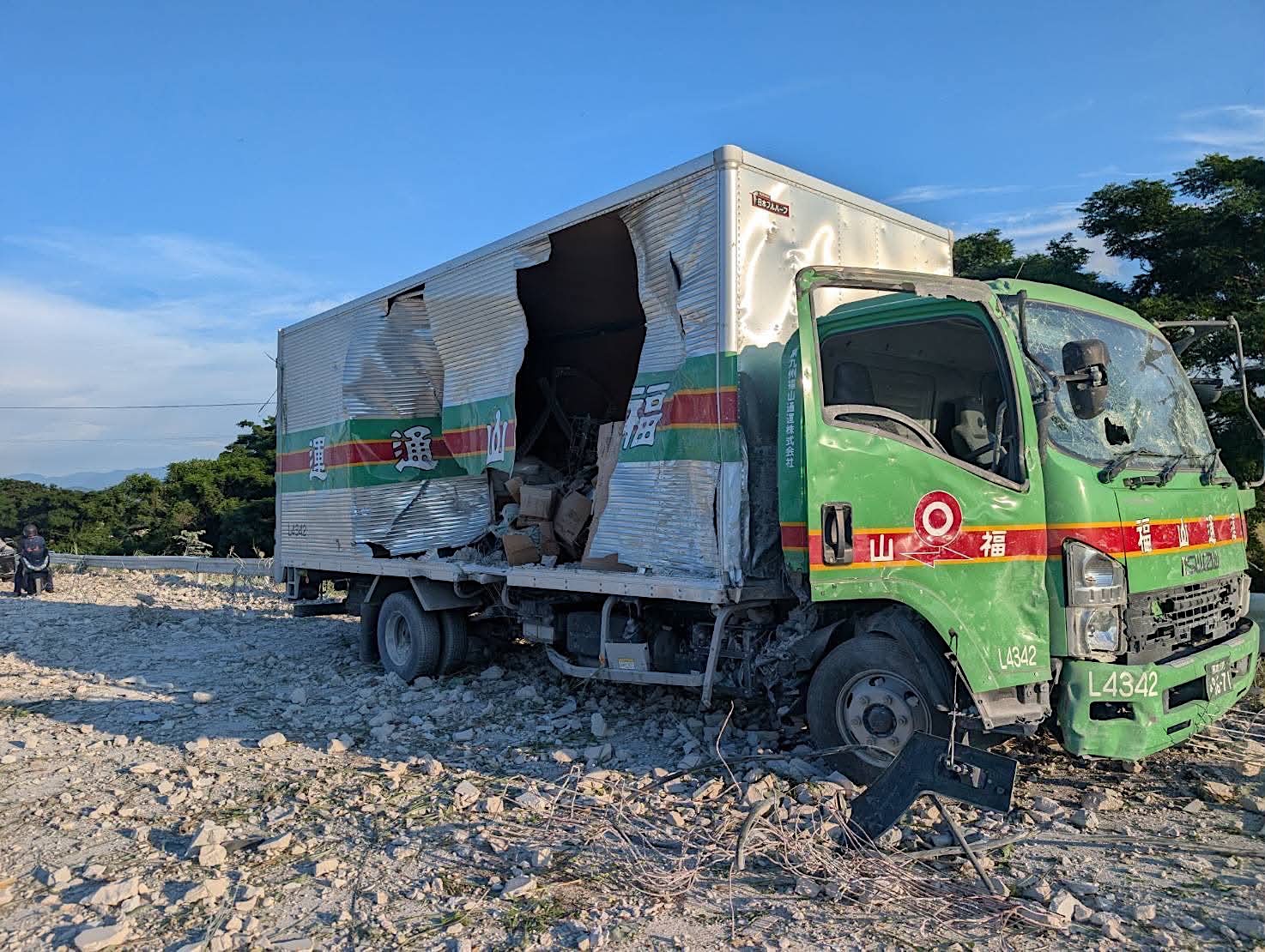 熊本永旺夢樂城發生劇烈爆炸，不僅造成商城建築部分倒塌，強大的爆炸衝擊波更波及周邊道路。（翻攝自@ShindenJ7W1 X）