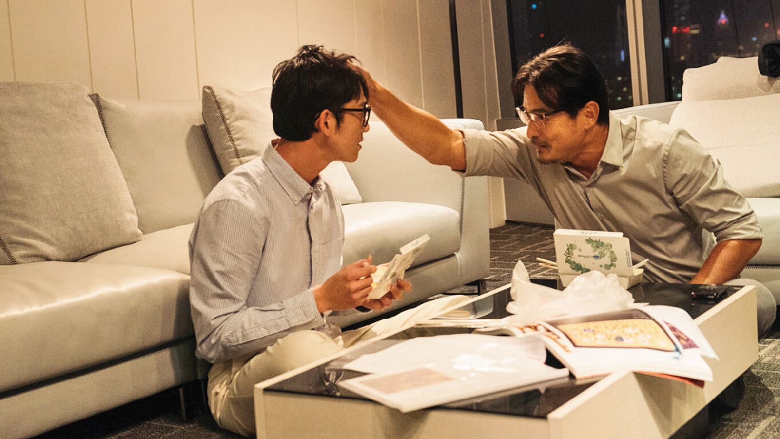 之前吳慷仁（左）推出新作《親密之海》，演出愛慕李銘順（右）的同志。（CATCHPLAY+提供）