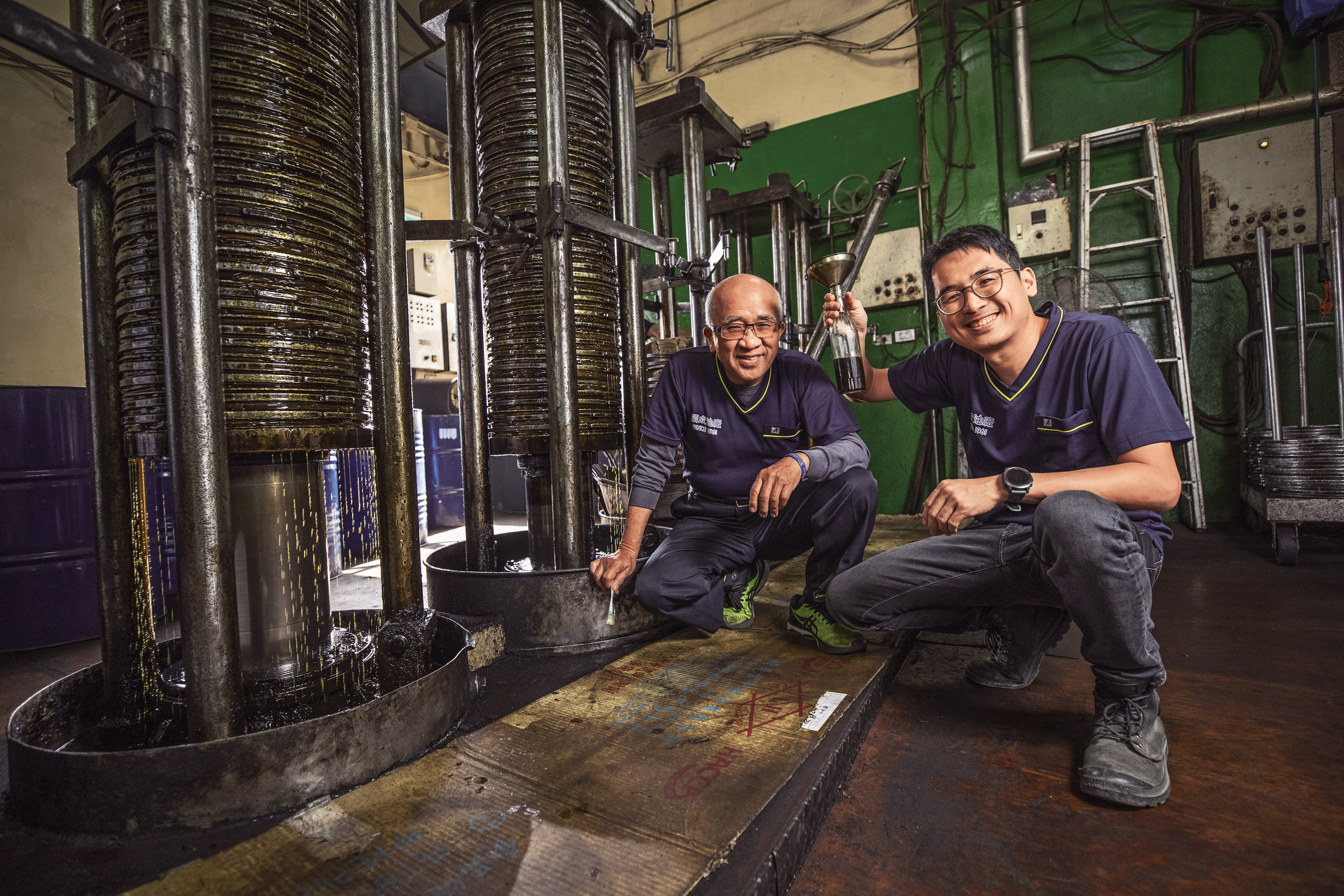 第三代王偉盛（右）返家與父親王德煙（左）一起做麻油，改善設備也帶進行銷觀念，讓老廠從沒沒無名成為雲林知名伴手禮之一。