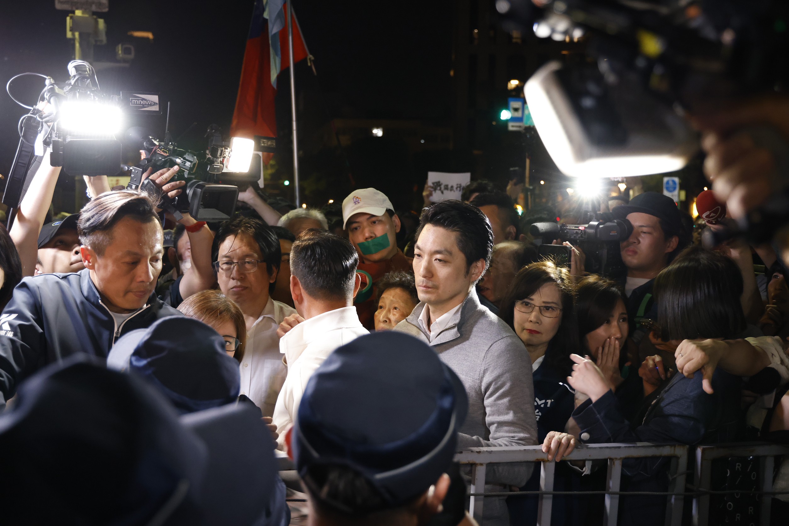 台北市長蔣萬安昨（17日）晚突拋出倒閣說，在藍營投下震撼彈。