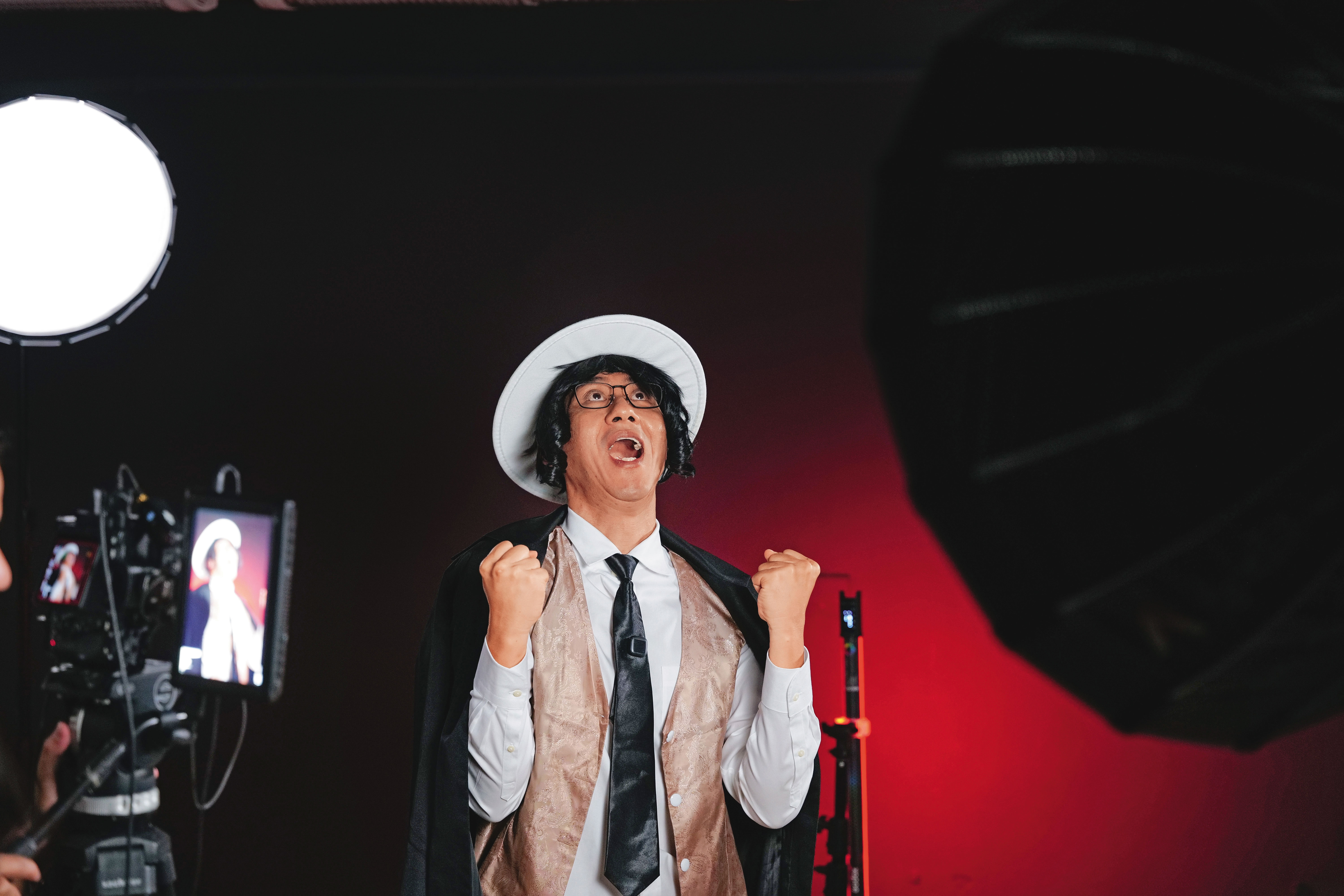 鄭國威總是一副正經八百的樣子，但拍業配影片，cosplay《鬼滅之刃》的鬼王鬼舞辻無慘，按同事要求做表情時非常配合。