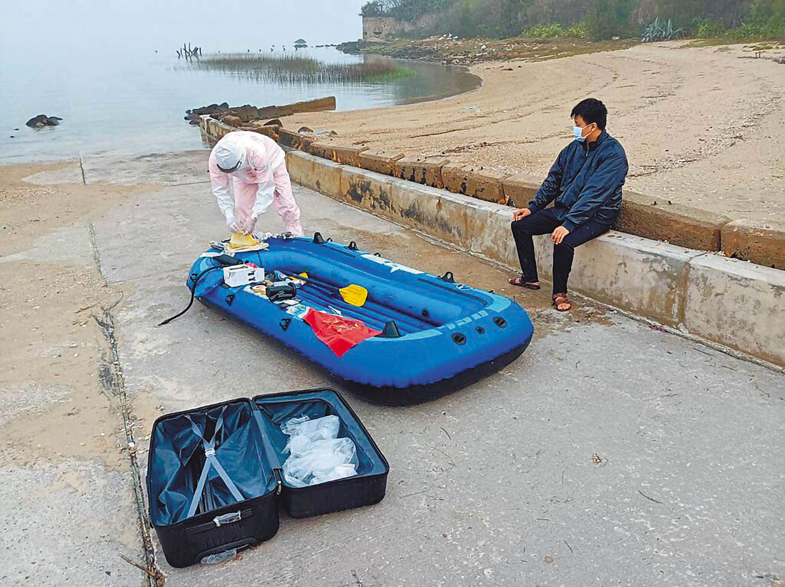 海巡署觀察近來中國偷渡客行徑配備有一定模組,例如都從淘寶買來小艇,說詞也幾乎相同。(海巡署提供)