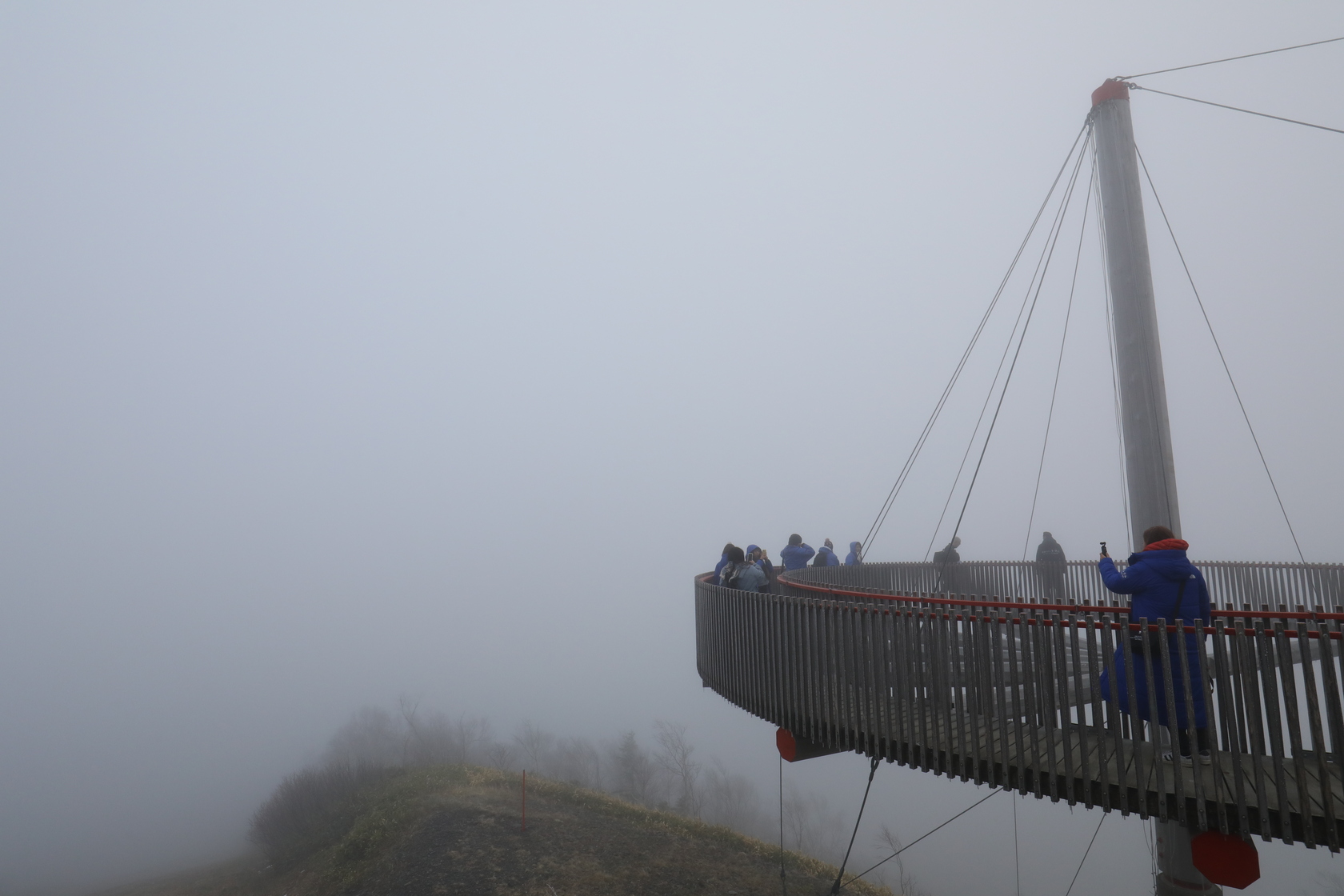 「Cloud Walk」有著雲朵形狀,210度不同角度欣賞風景。