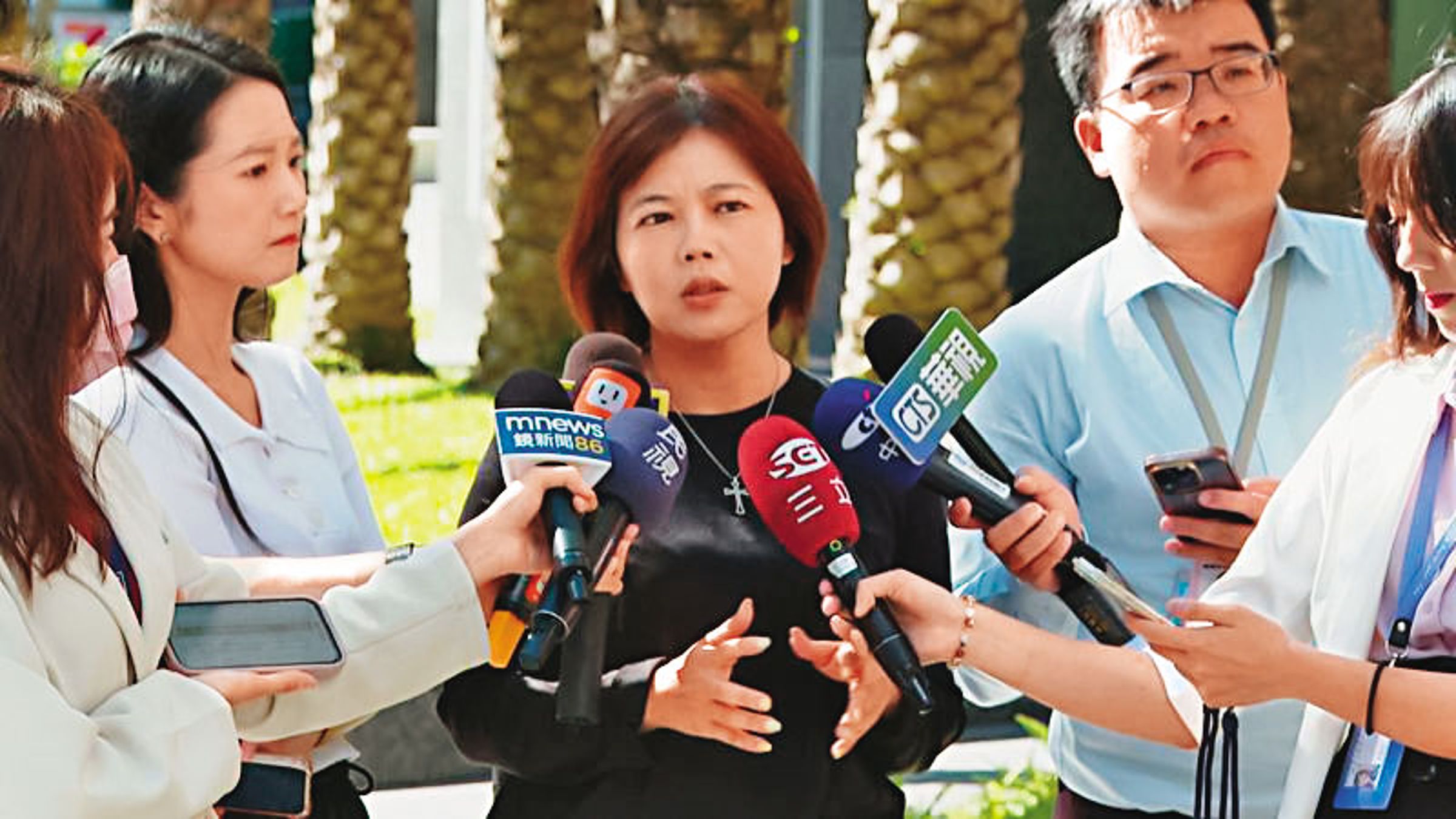 本刊掌握,關切國民黨北市議員游淑慧(中)打柯的「黨內長輩」,就是一名立委兼任的黨務主管。(鏡新聞提供)