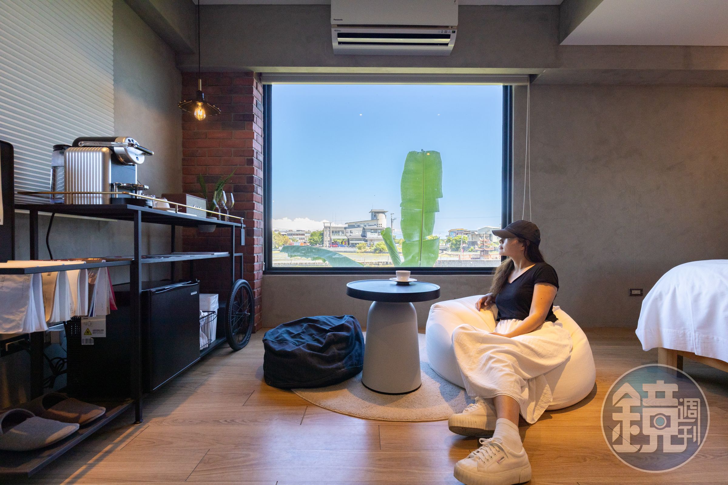 每間房型設計皆不同,大片景觀窗外就是田園景色。