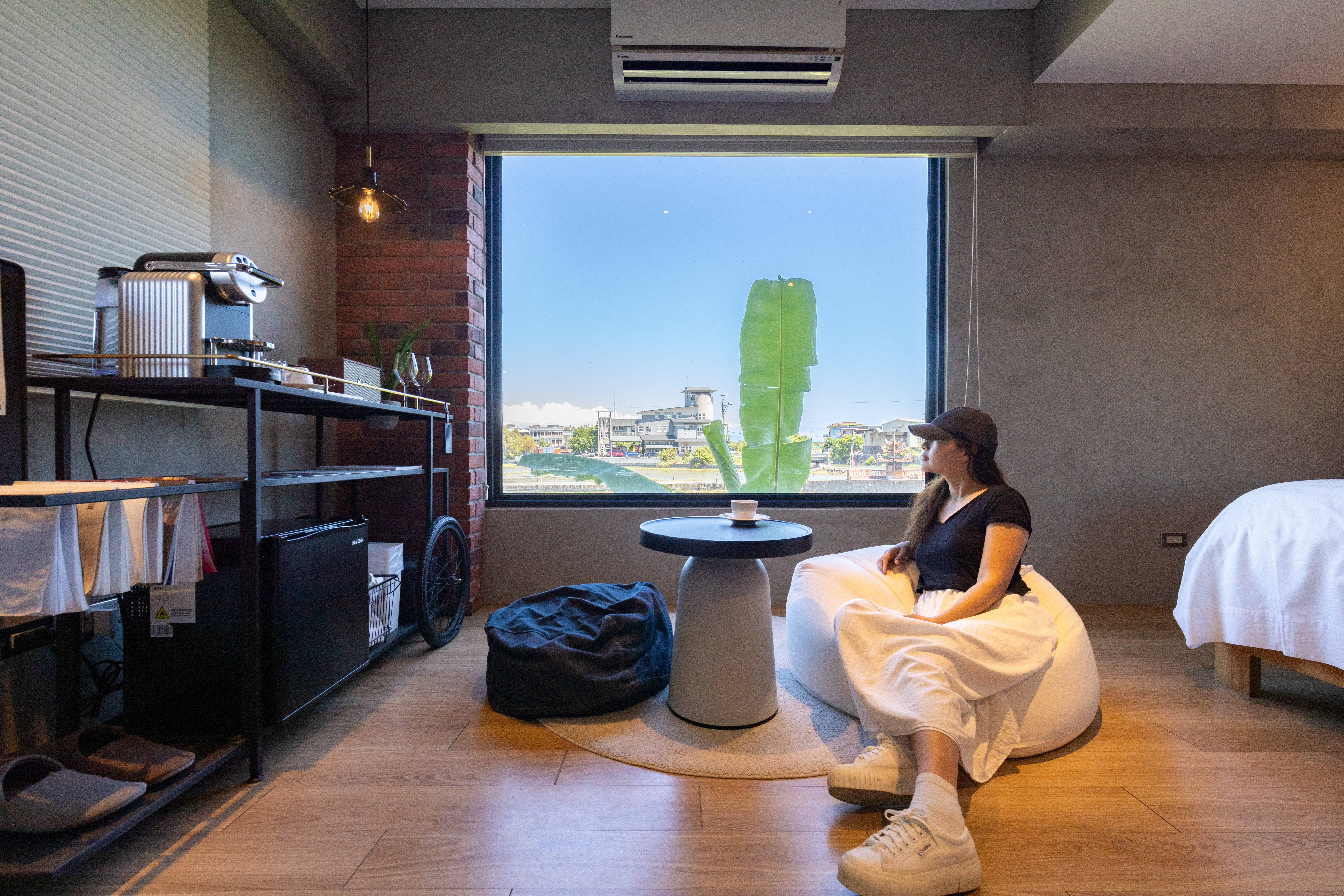 每間房型設計皆不同，大片景觀窗外就是田園景色。
