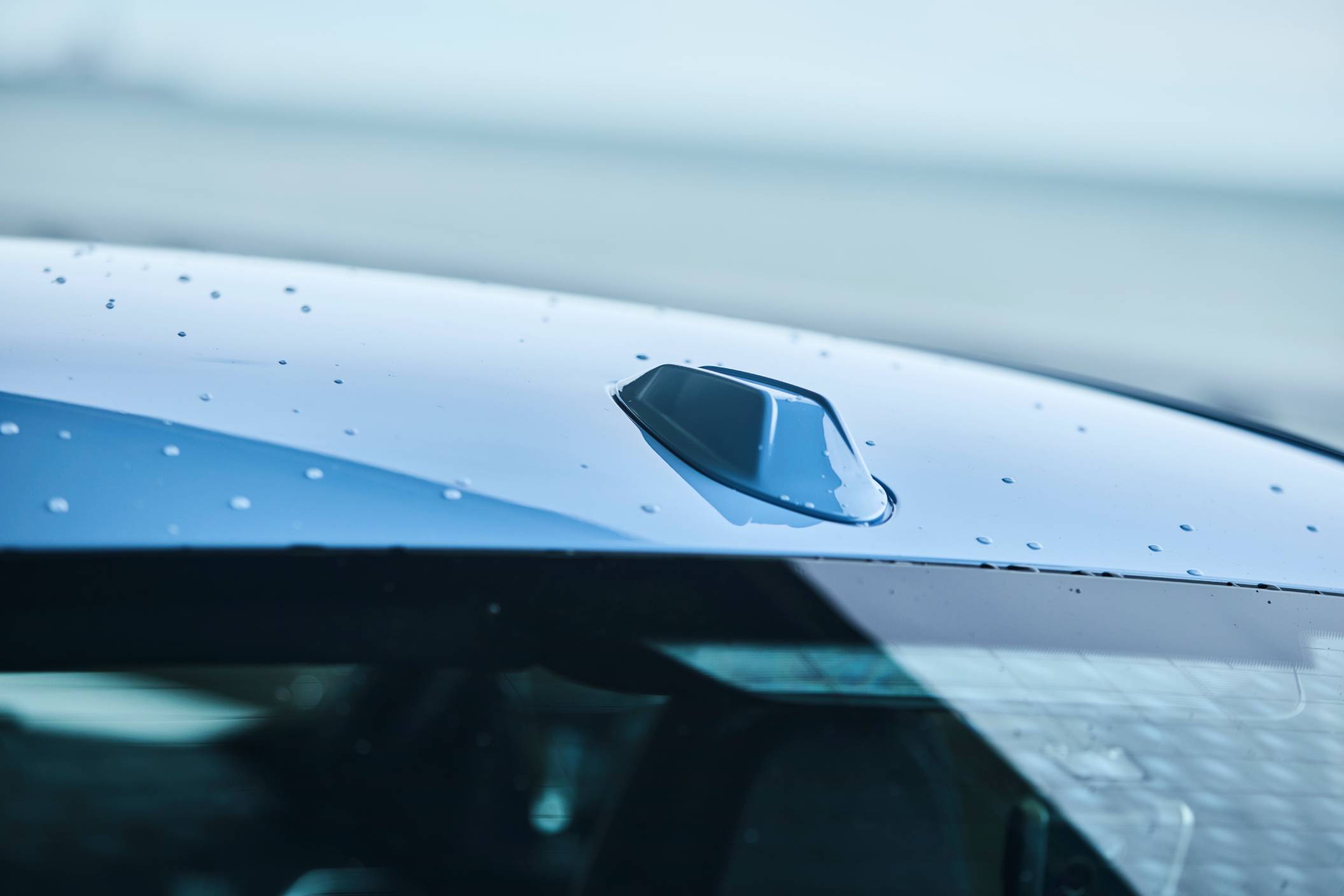 車頂天線亦有空力考量。