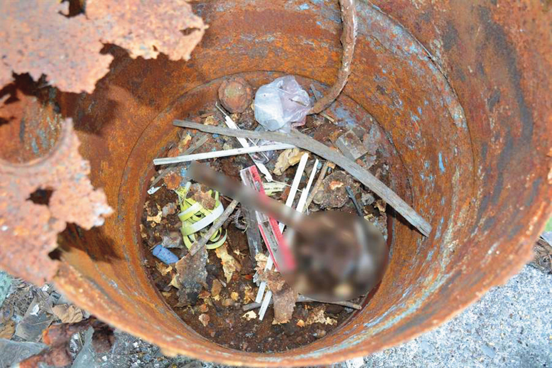 警方在鏽蝕的鐵桶內發現繩索等物品,抽絲剝繭後,將凶手繩之以法。(警方提供)