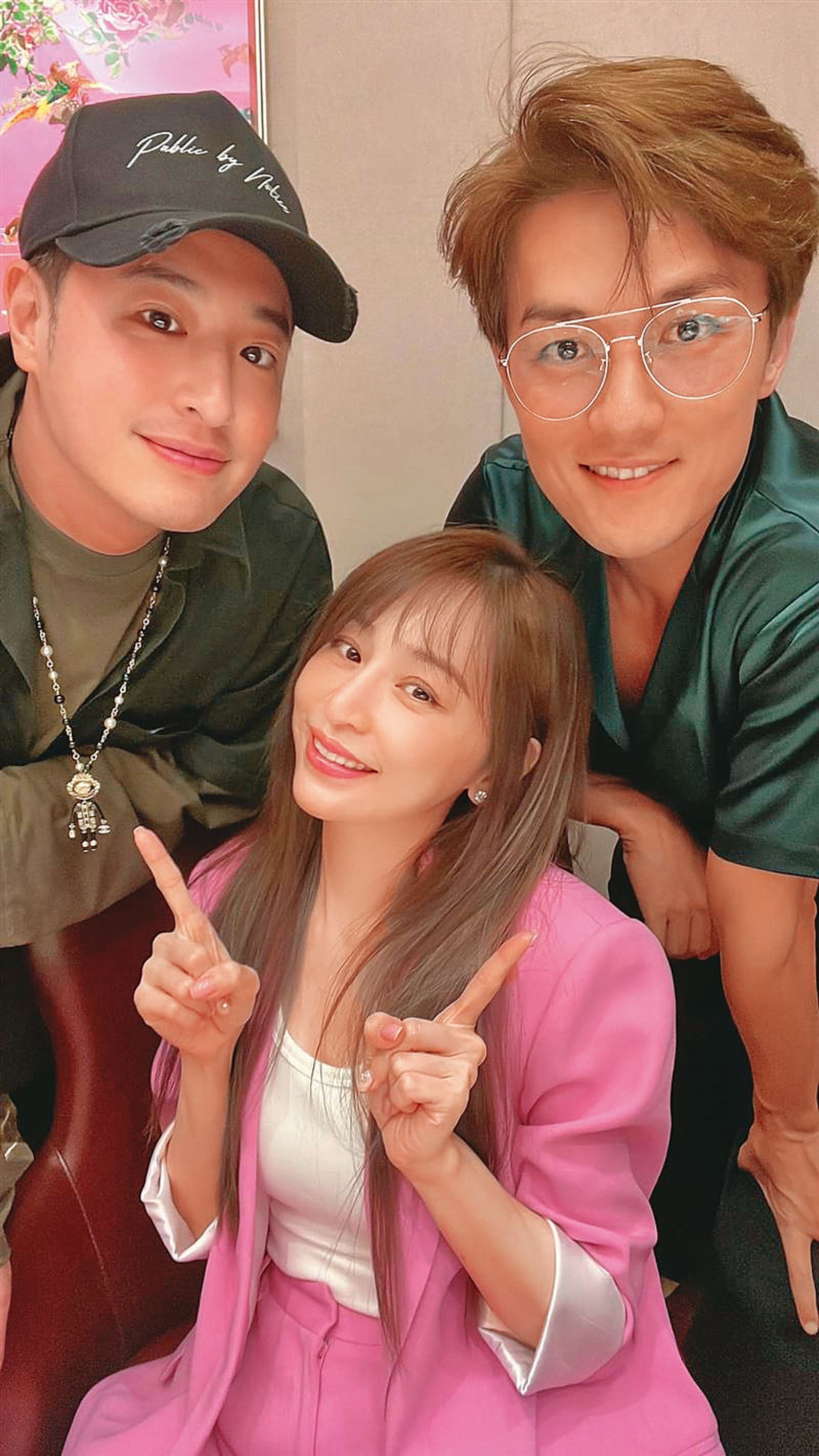 在中國大陸工作的期間，吳克群（後右）和王心凌（前）不僅台前合作，私下也常聚餐。後左為潘瑋柏。（翻攝自王心凌臉書）