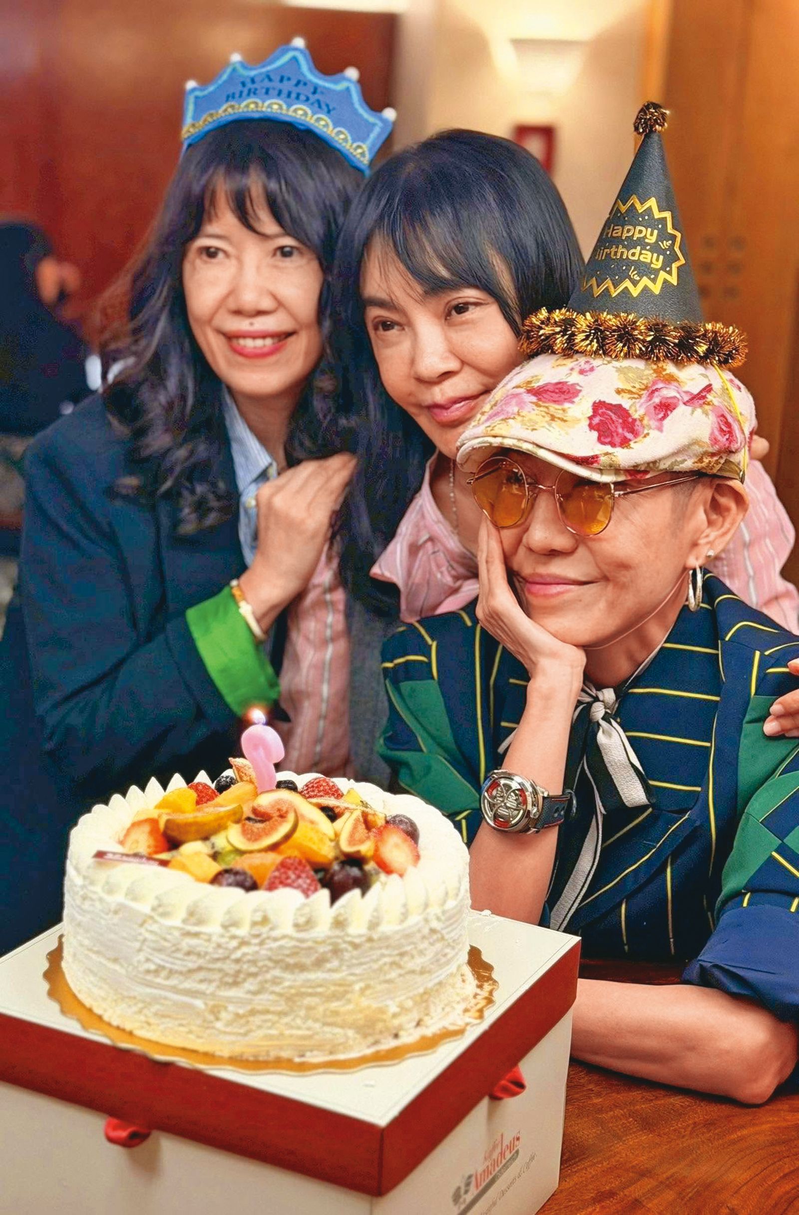 今年Vicky（右）生日，僅有好友柴智屏（中）為她慶生，不見黃大煒身影，傳兩人當時已不來往。左為張正芬。（翻攝自Vicky臉書）