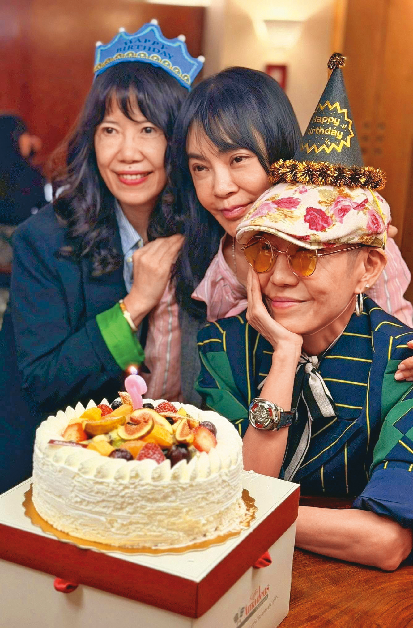今年Vicky（右）生日，僅有好友柴智屏（中）為她慶生，不見黃大煒身影，傳兩人當時已不來往。左為張正芬。（翻攝自Vicky臉書）