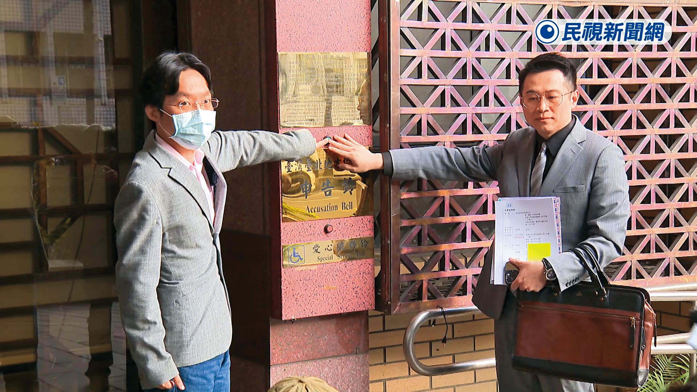 去年12月,郭明昌(左)也對何佳洲、何彥寬等人提出告訴,強調自己才是受害人。(翻攝民視新聞)