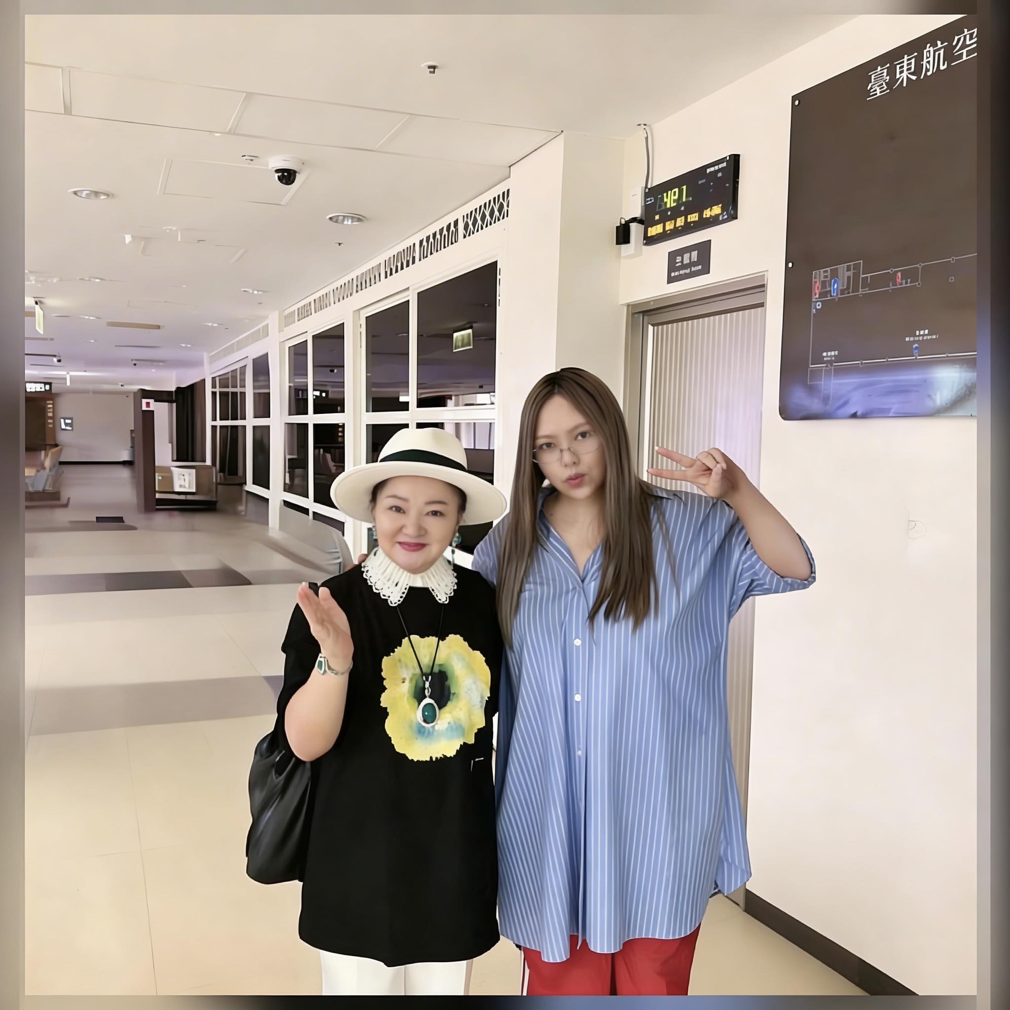白冰冰和阿妹在台東機場開心合照。（翻攝白冰冰臉書）