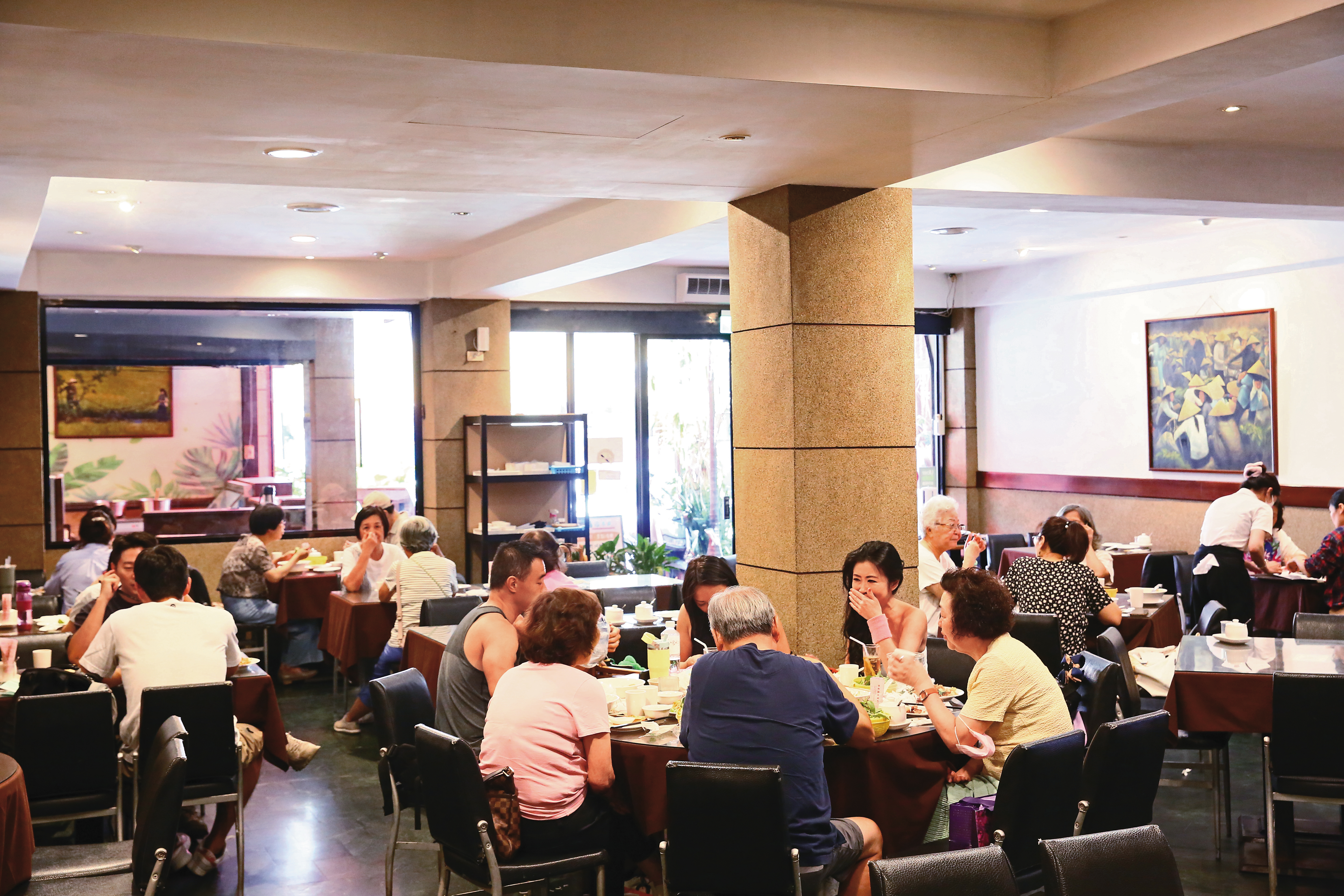 平日中午翠薪常是滿座，假日往往得排隊入場。