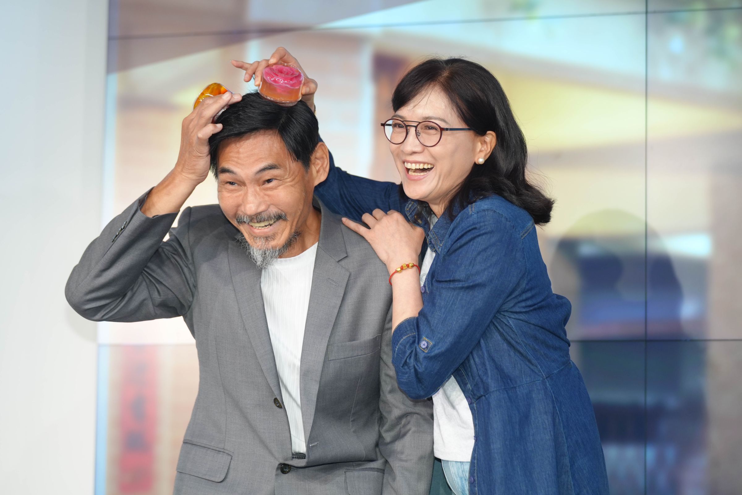 《大愛街２巷》劇中演員柯素雲、夏靖庭同台飆戲。大愛提供