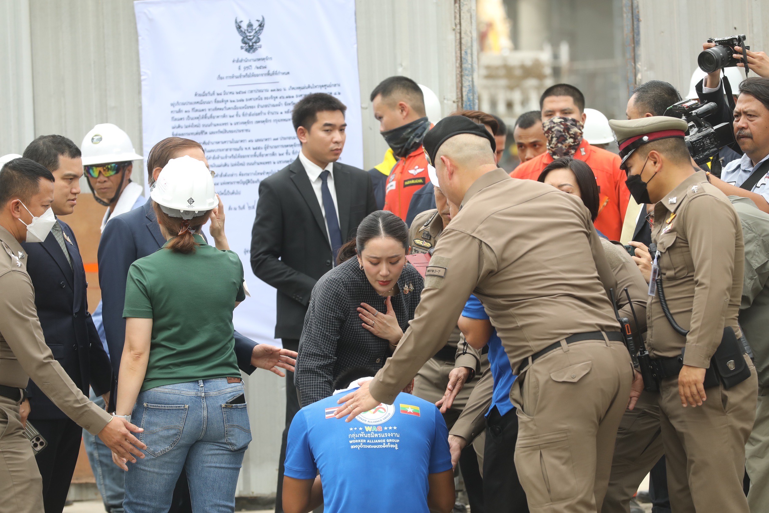  泰國總理赴現場勘災，緬甸男子激動下跪陳情。