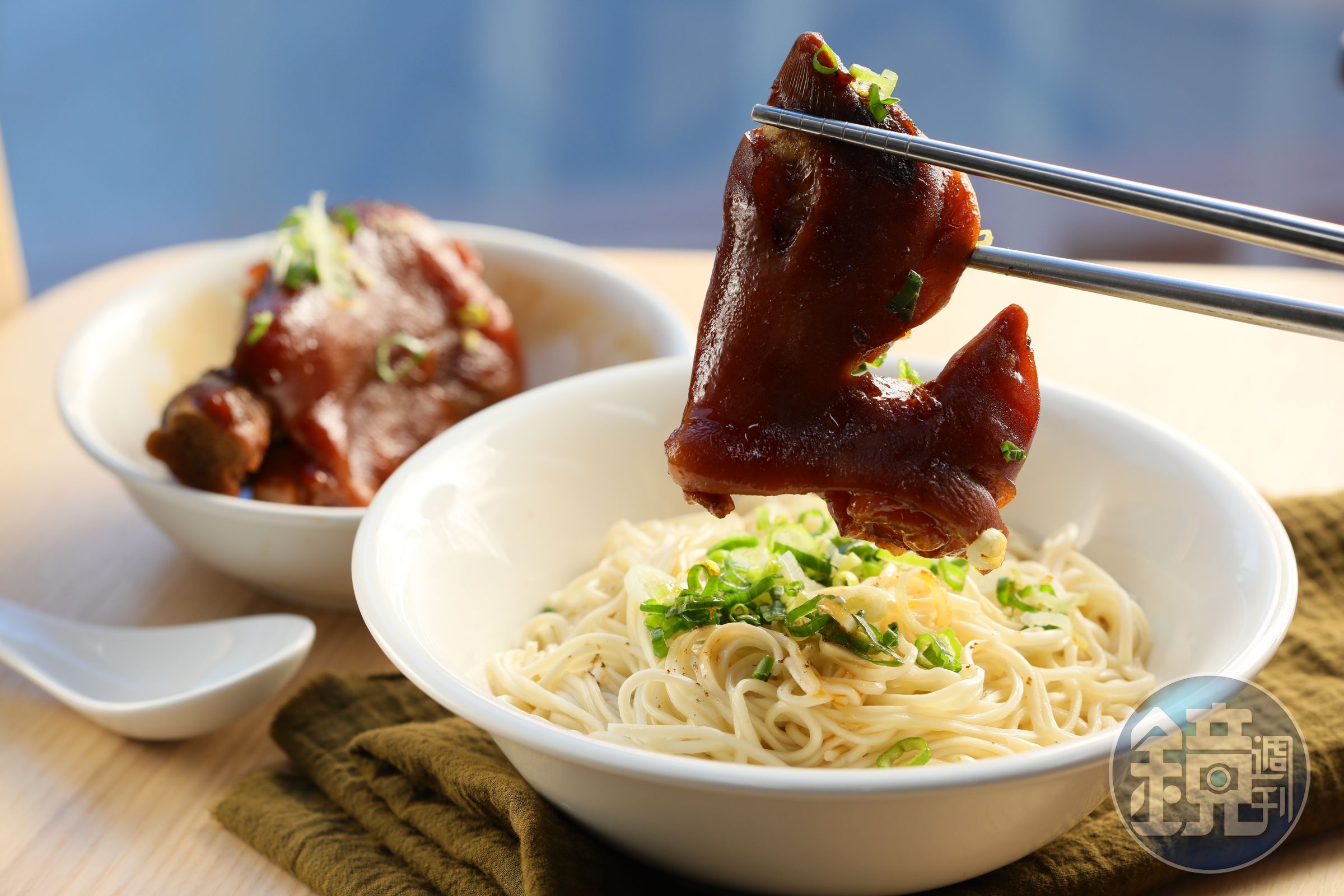 史料味極的「麻辣蹄花麵」豬腳超級軟嫩，冰糖蹄花曾獲台北傳統市場節天下第一攤－「滷味之王」金賞獎。（150元／份）