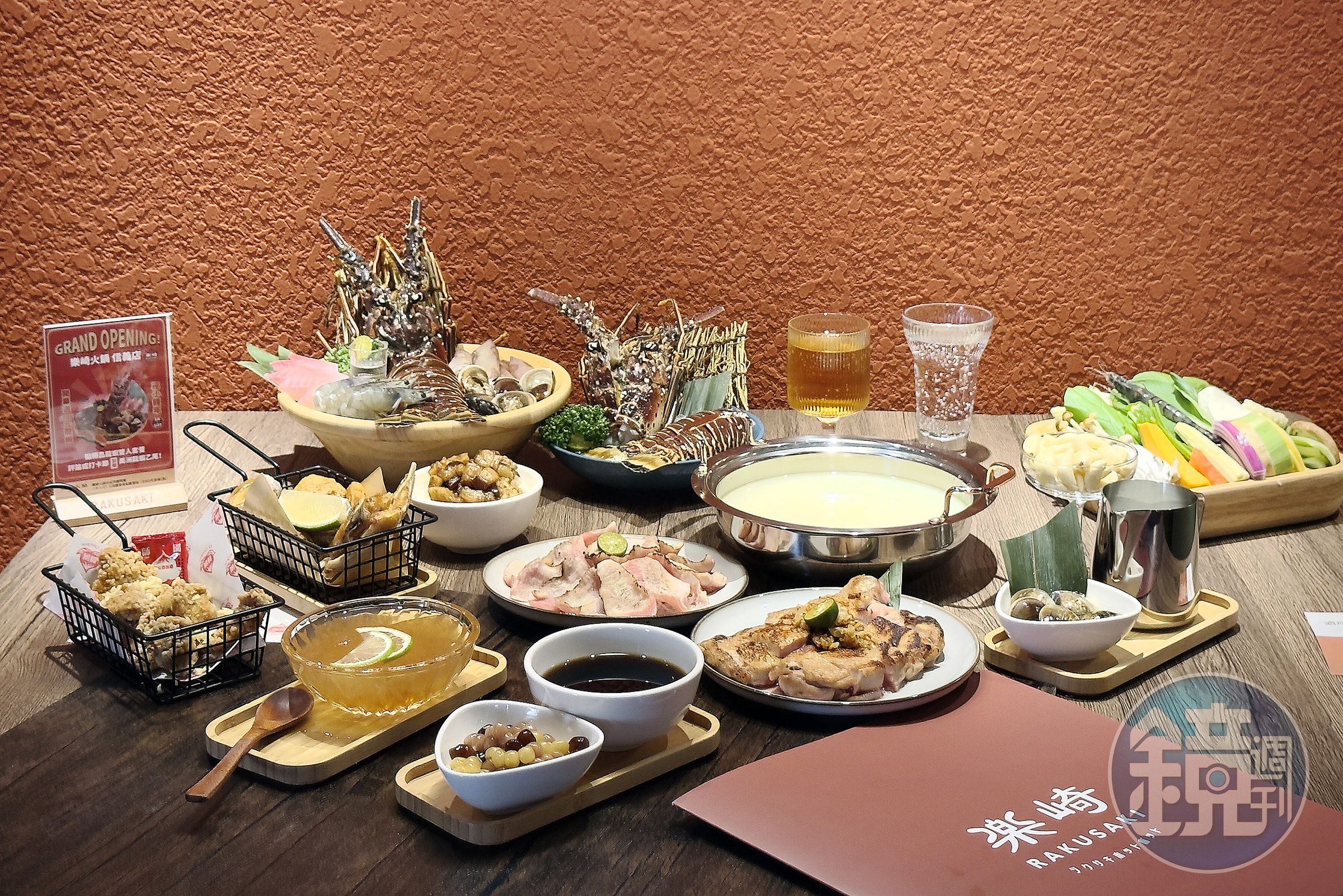 「樂崎火鍋」信義店推出限定的濃厚雞白湯鍋底套餐，搭配蒜香嫩煎紅玉雞或炙燒松阪豬，為台北火鍋戰場帶來新吃法。