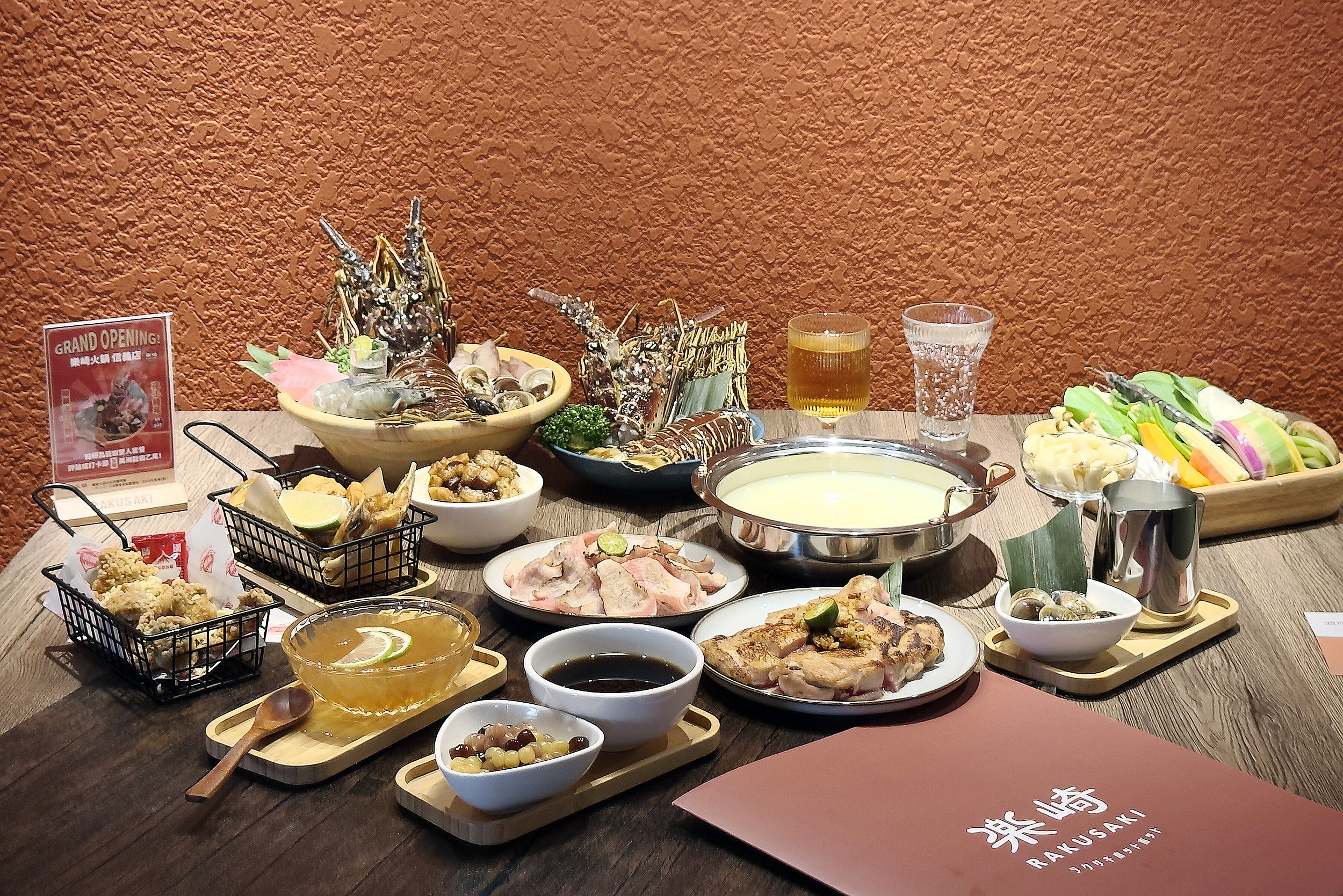 「樂崎火鍋」信義店推出限定的濃厚雞白湯鍋底套餐，搭配蒜香嫩煎紅玉雞或炙燒松阪豬，為台北火鍋戰場帶來新吃法。