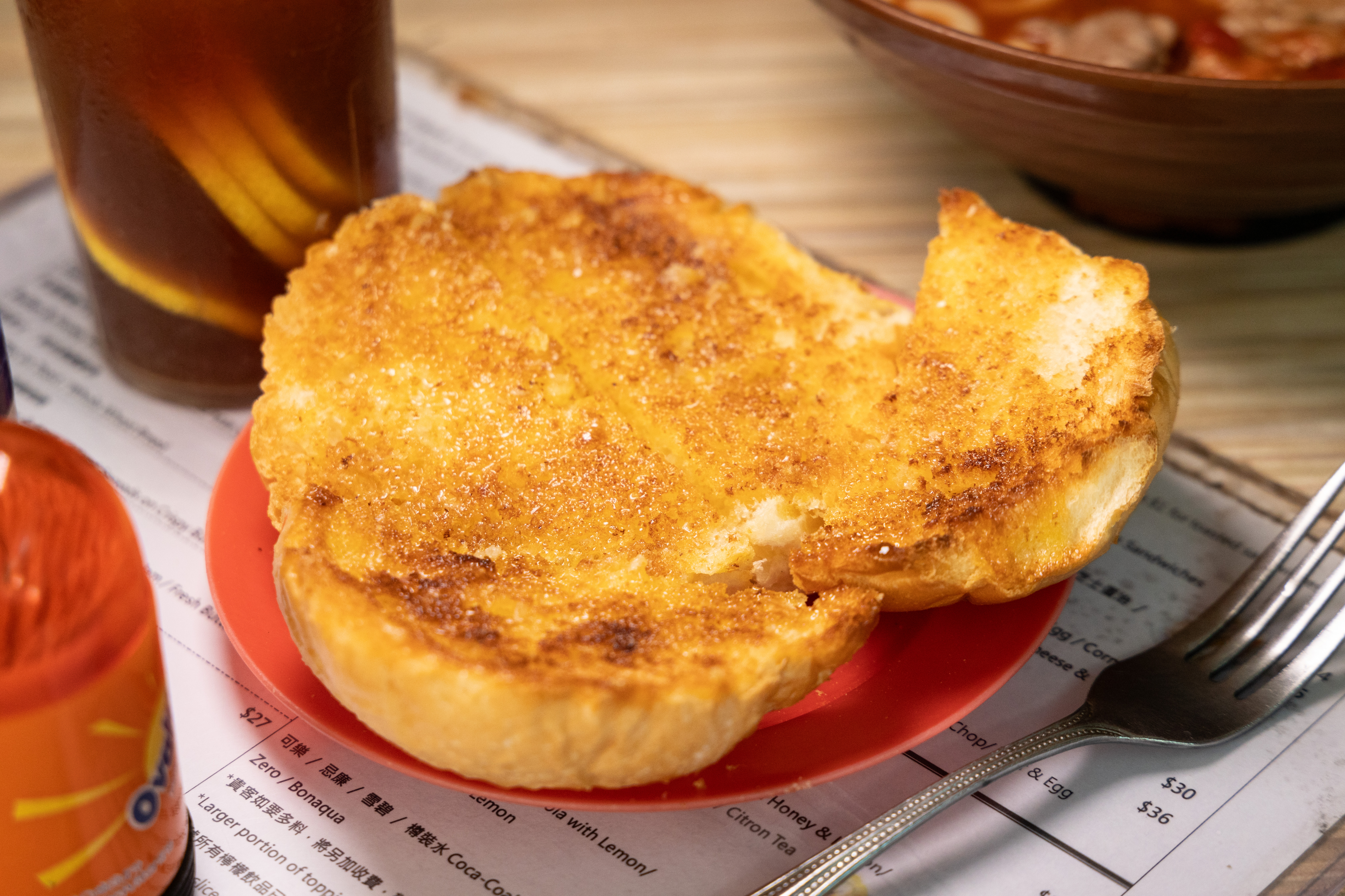 「勝香園」人氣招牌之一的「牛油檸檬汁蜜糖脆脆」，底部豬仔包烤得超級酥脆，上層檸檬蜜糖酸甜清香。（港幣24元／份）