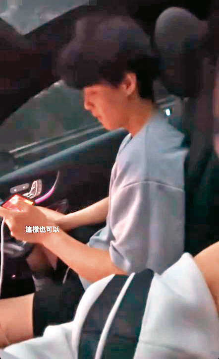 國慶連假期間，吳季穎（圖）一邊開車、一邊滑手機，載著裕隆小公主出遊。（讀者提供）