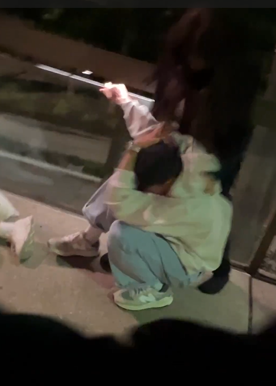 艾庭和朋友日前在澳洲遭到青少年暴打。（翻攝Instagram@awu777）