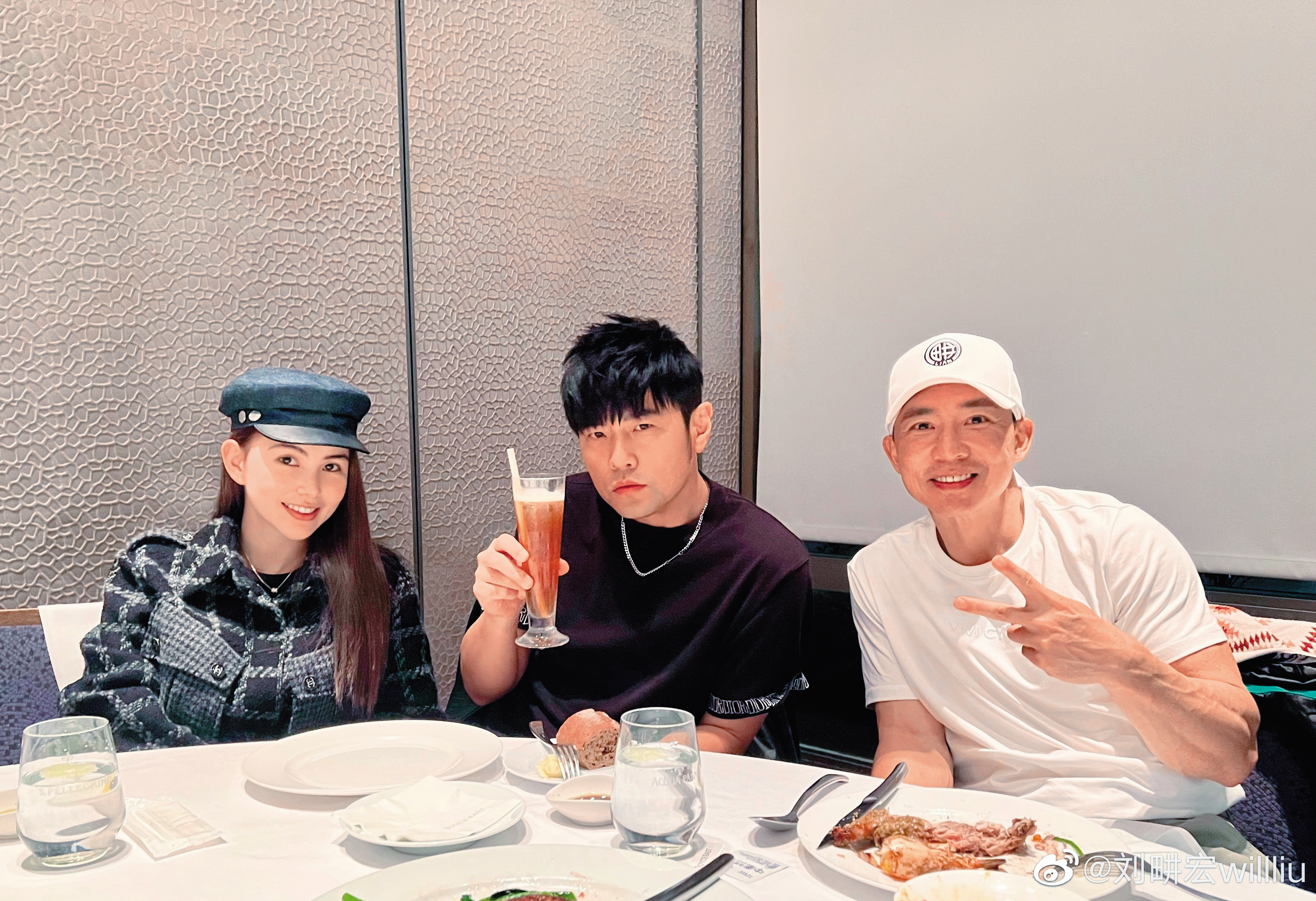 劉耕宏(右)沾光周杰倫(中)數十年,終於靠防疫操獨立做出成績。(翻攝自劉耕宏微博)