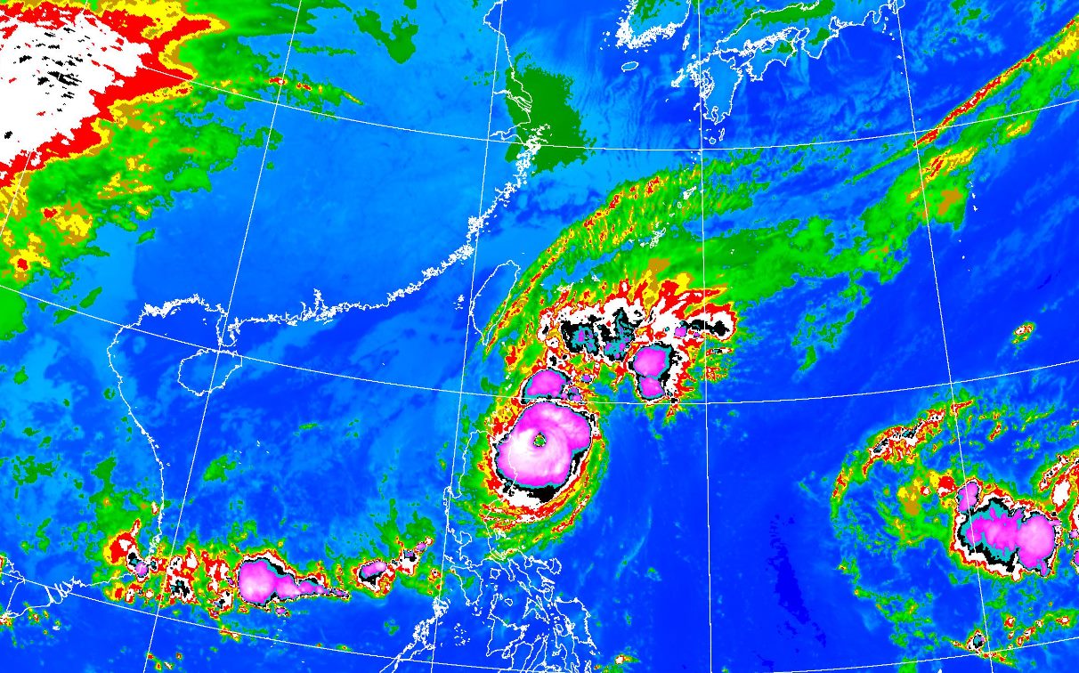 颱風「銀杏」目前沿著巴士海峽南側進入南海，對台灣的影響機率不高。（中央氣象署提供）