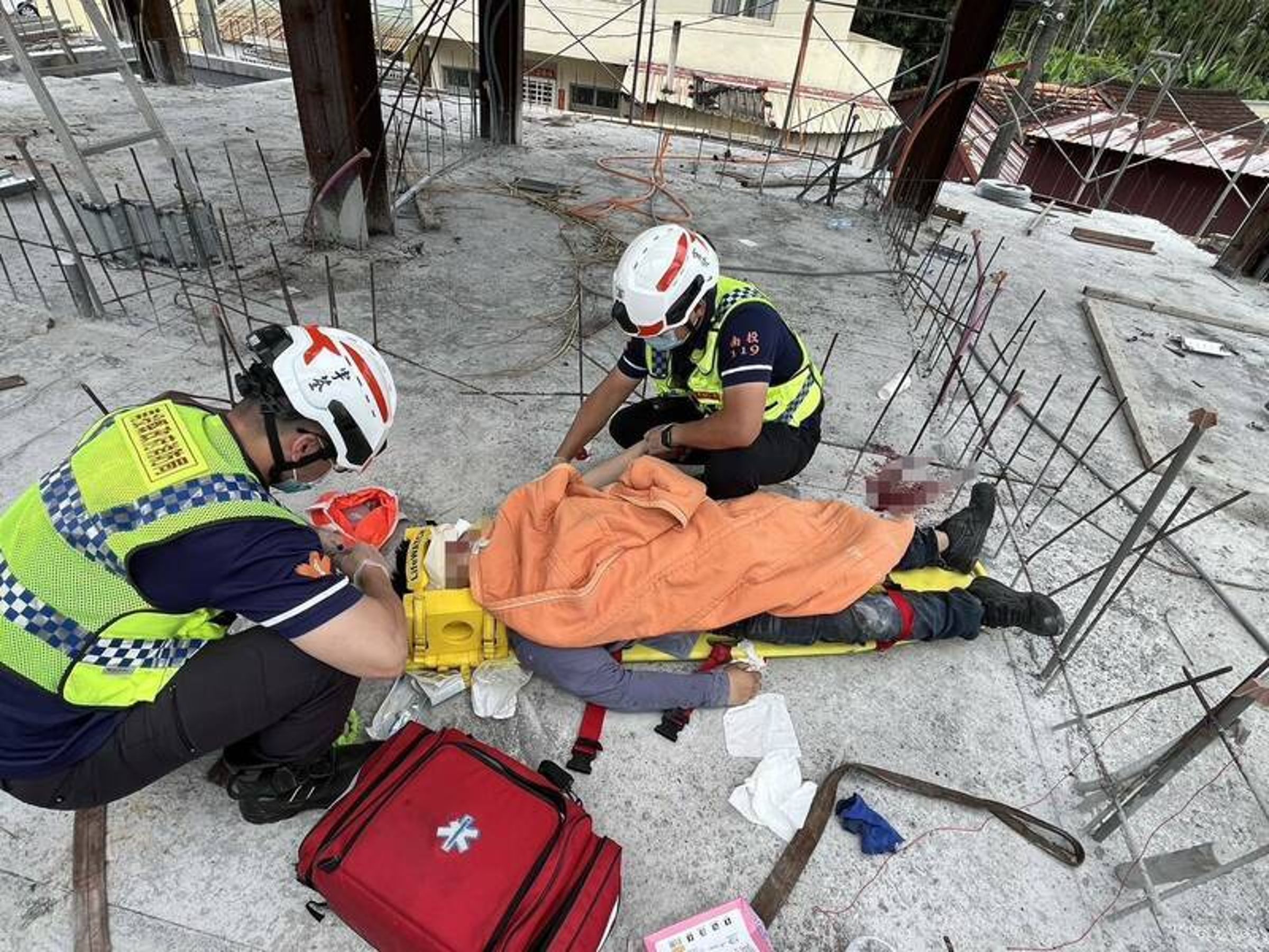 南投工地今驚傳工安意外，一名工人跌倒後眼窩遭鋼筋直插，深達5至6公分，情況危急送醫搶救中。（南投縣消防局提供）