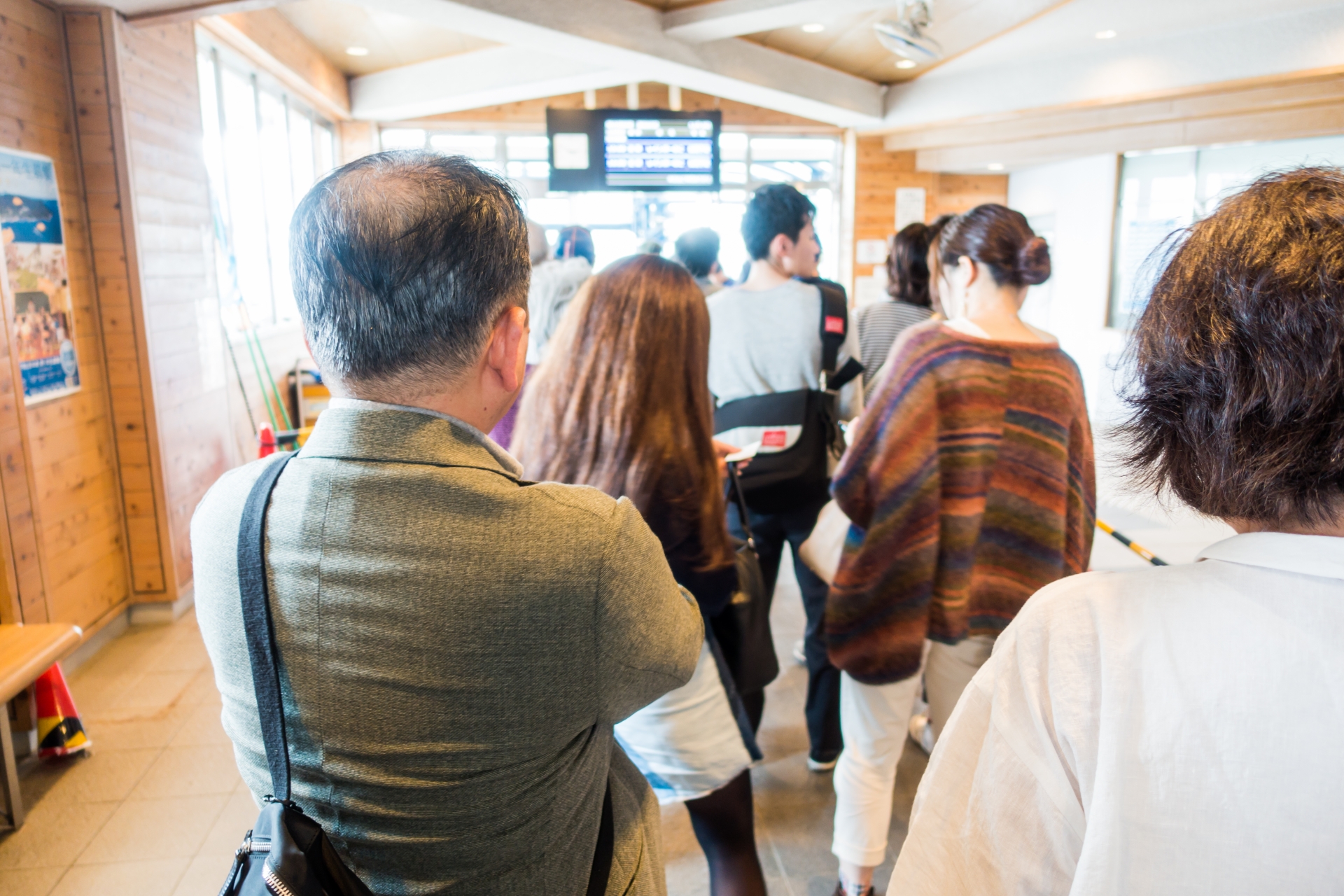 女網友選擇沒人使用的繳費機，反被排隊民眾罵自私。（示意圖，photoAC）